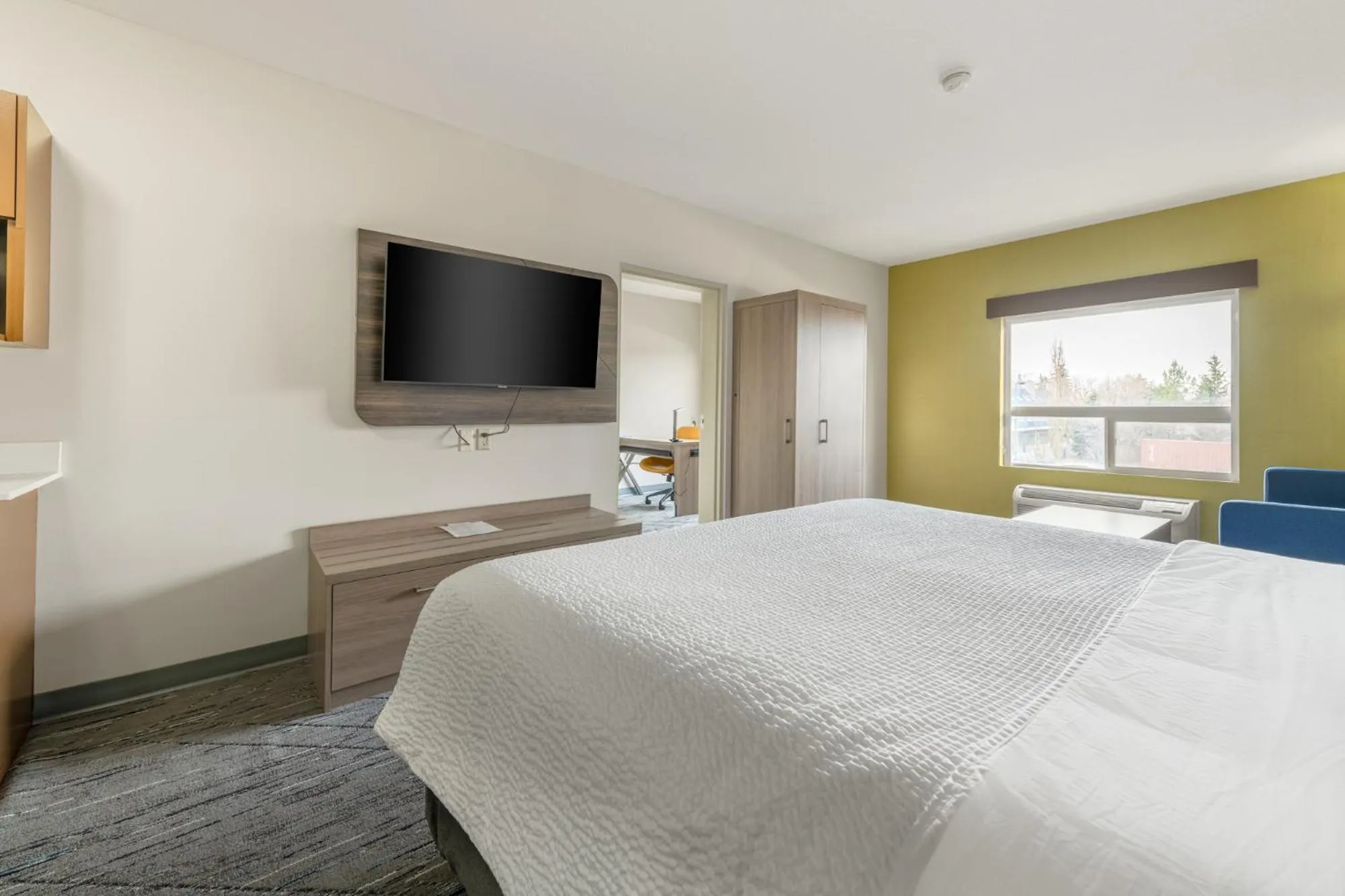 King Suite in Holiday Inn Express Hotel & Suites-Edmonton South by IHG