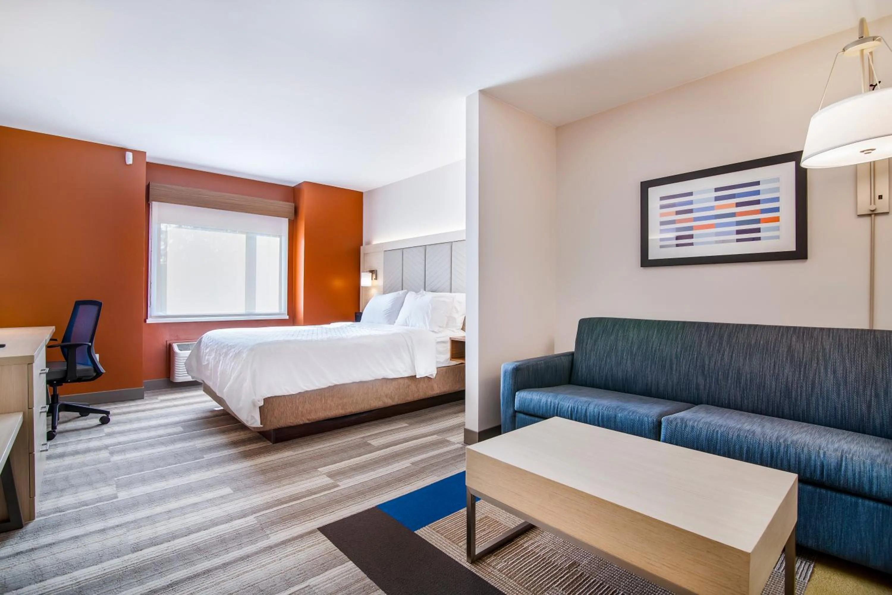 Queen Suite in Holiday Inn Express & Suites Langley by IHG