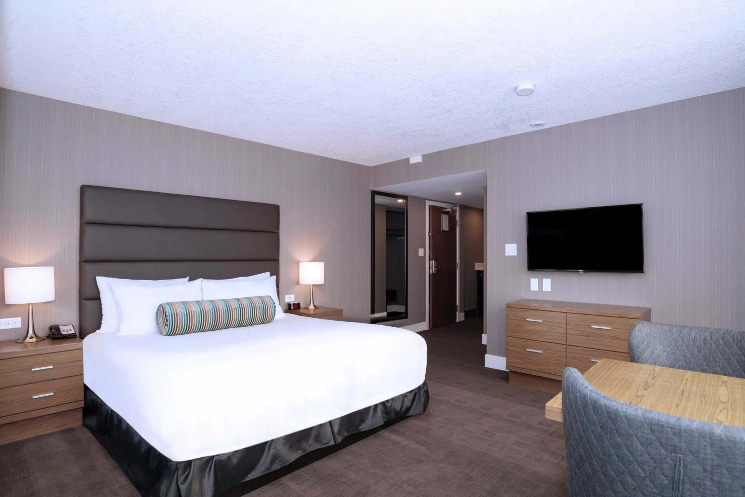 Standard Room, 1 King Bed, Kitchenette in Sandman Signature Calgary Downtown Hotel