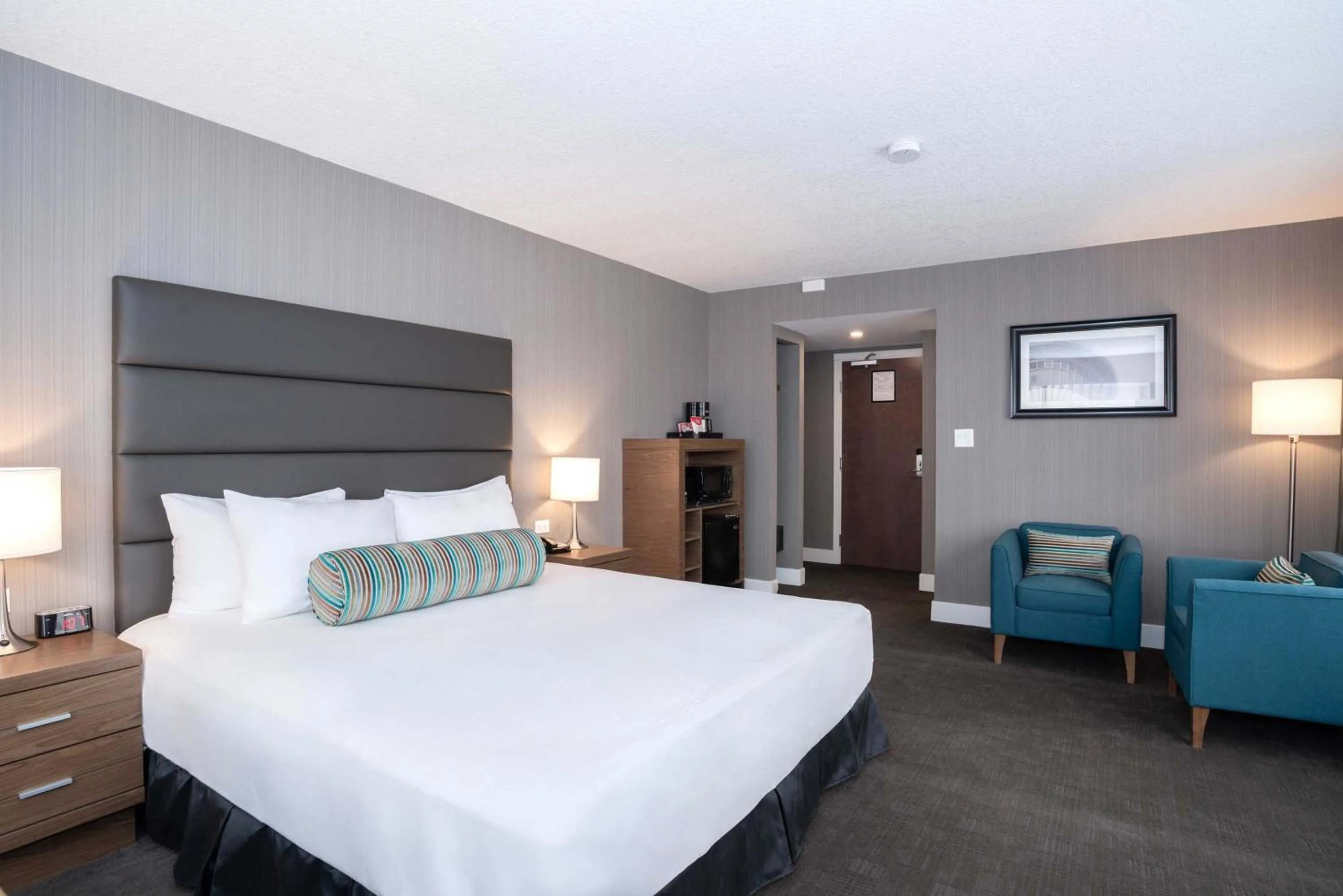 Standard Room, 1 King Bed in Sandman Signature Calgary Downtown Hotel