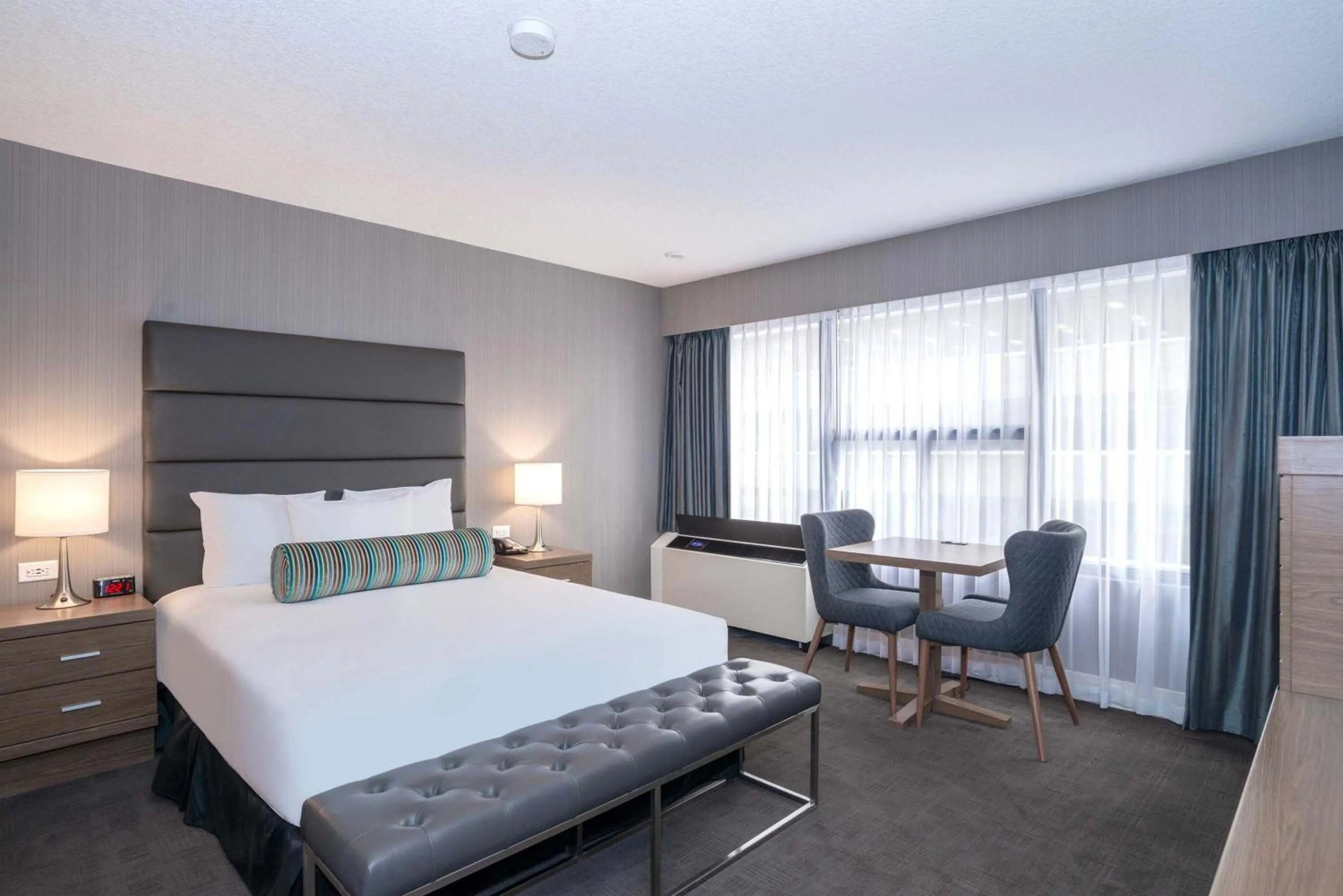 Standard Room, 1 Queen Bed in Sandman Signature Calgary Downtown Hotel