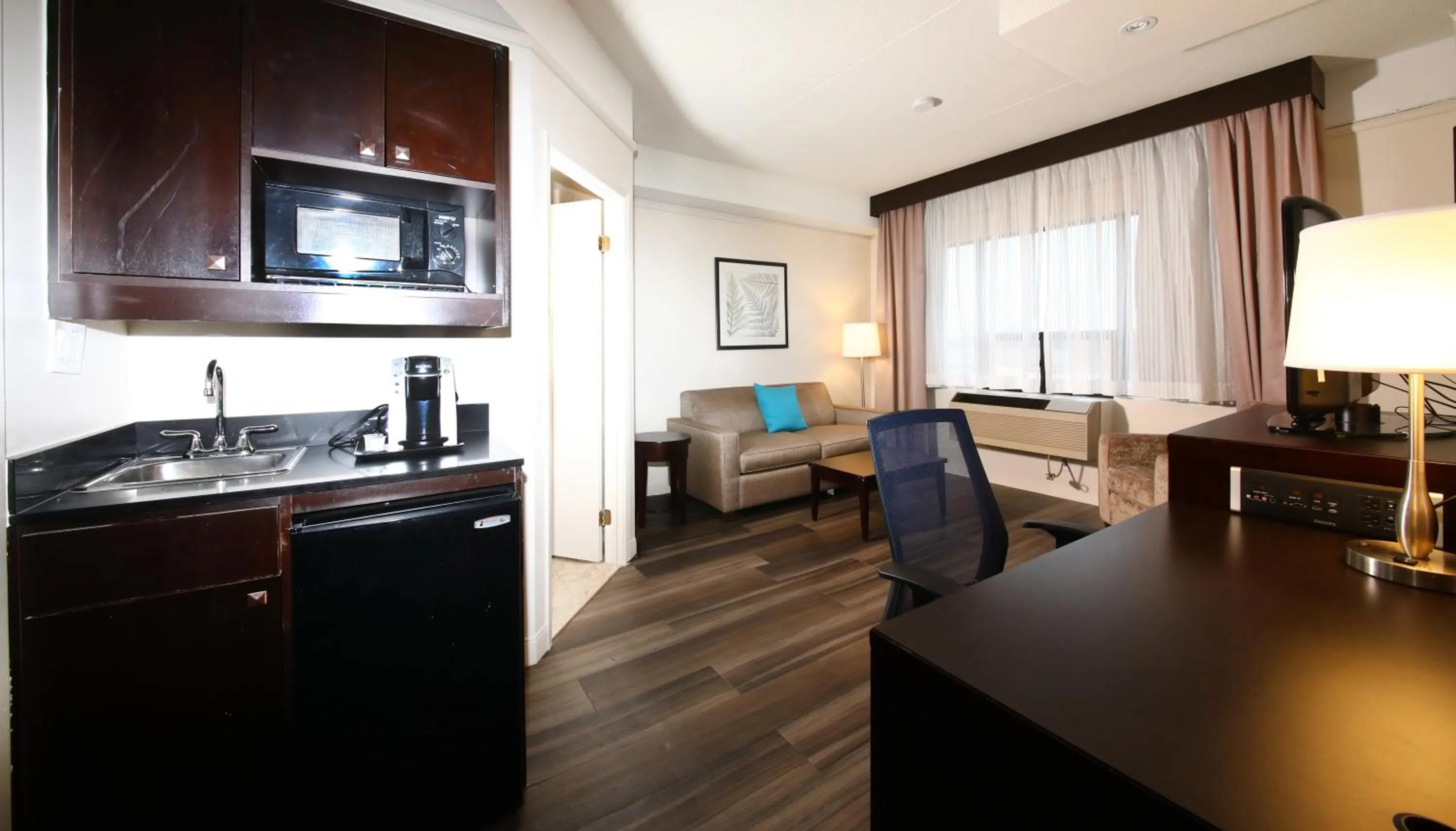 One-Bedroom King Suite in Holiday Inn Windsor - Ambassador Bridge by IHG