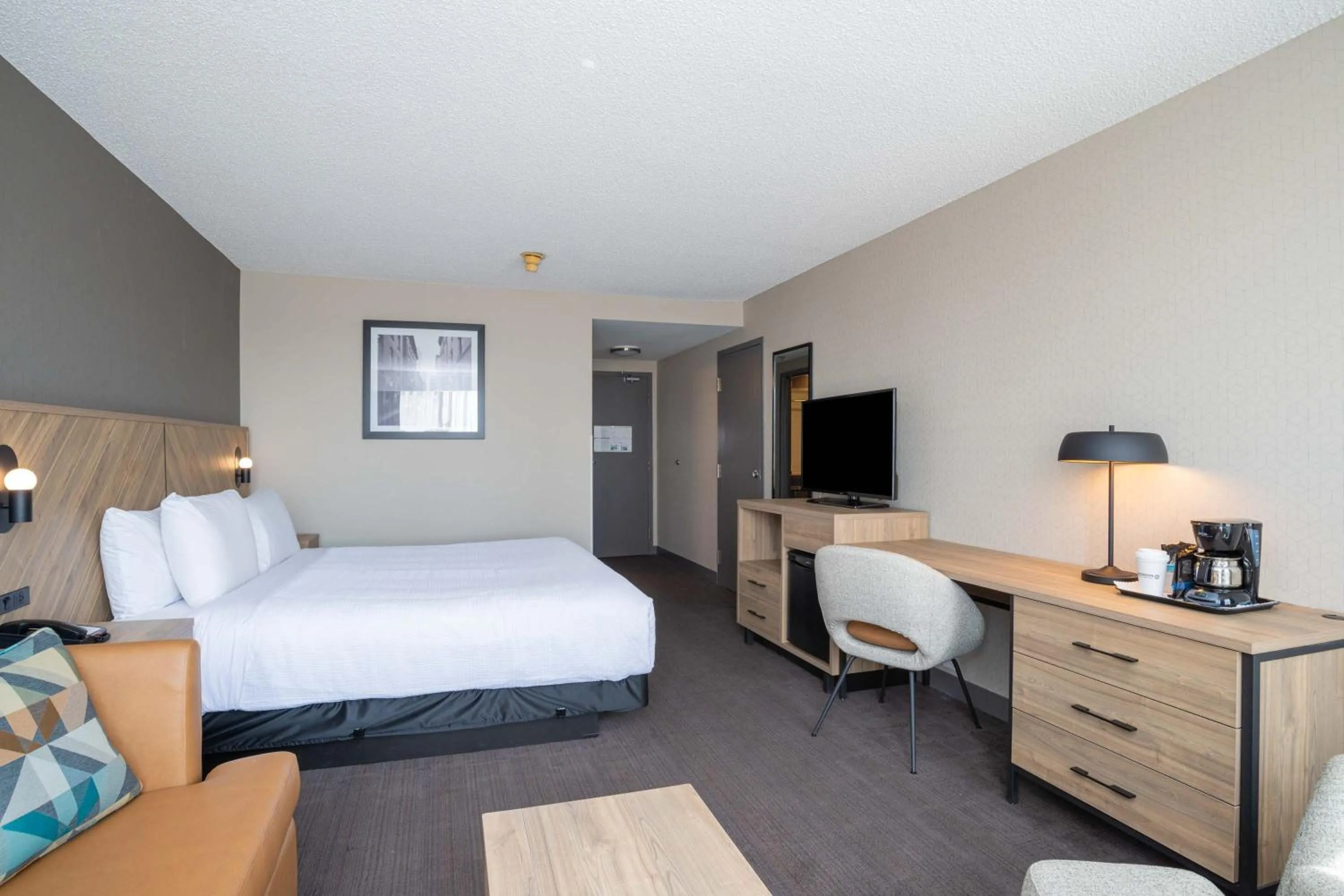 Premium Room, 1 King Bed, Sofa Bed, High Floor, City/Stadium View in Sandman Hotel Montreal - Longueuil