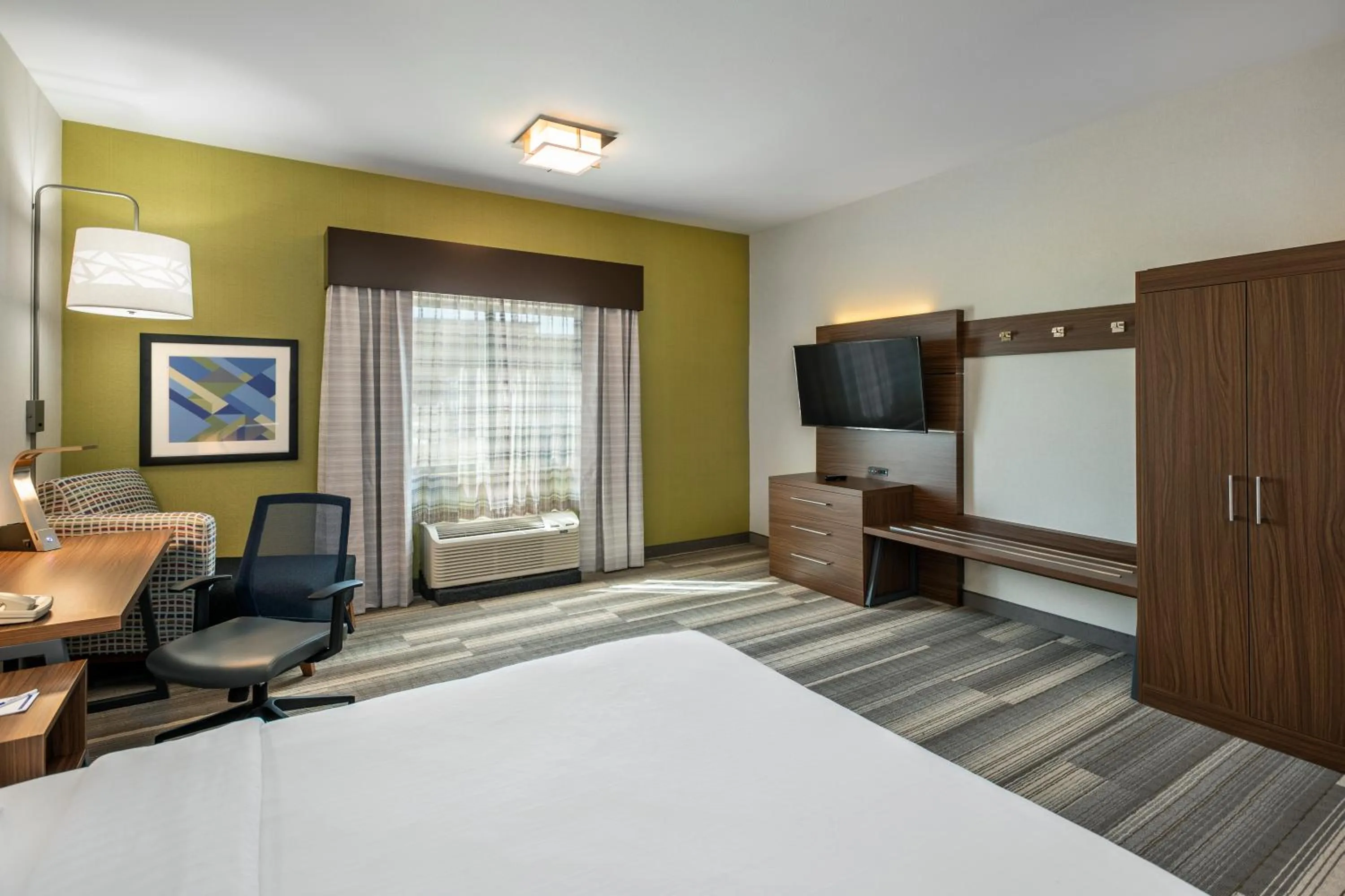 Standard One Queen Bed - Accessible in Holiday Inn Express & Suites Medicine Hat by IHG