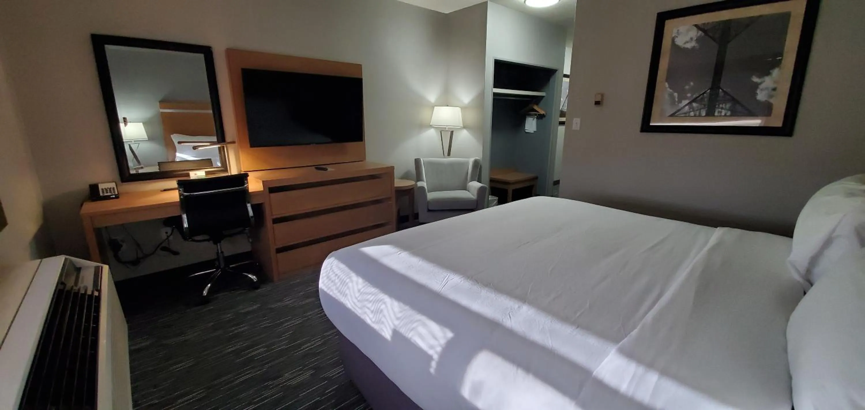 King Room - Non-Smoking in Wingate by Wyndham Lethbridge