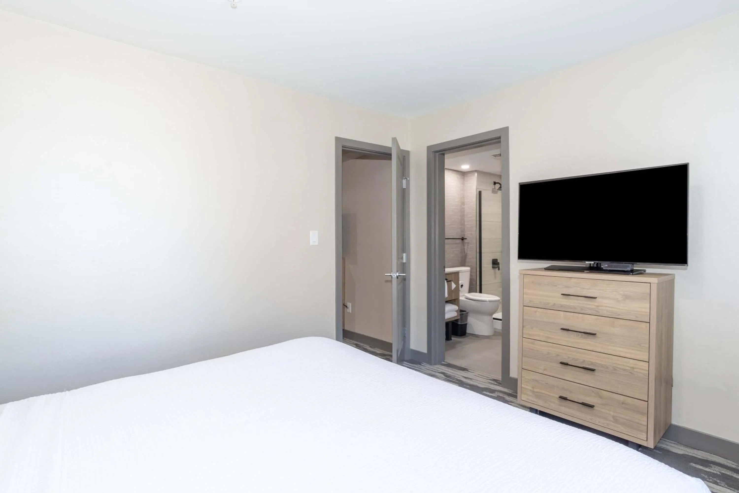 Grand Suite, 1 King Bed, Sofa Bed, Kitchenette in Sandman Hotel & Suites Regina
