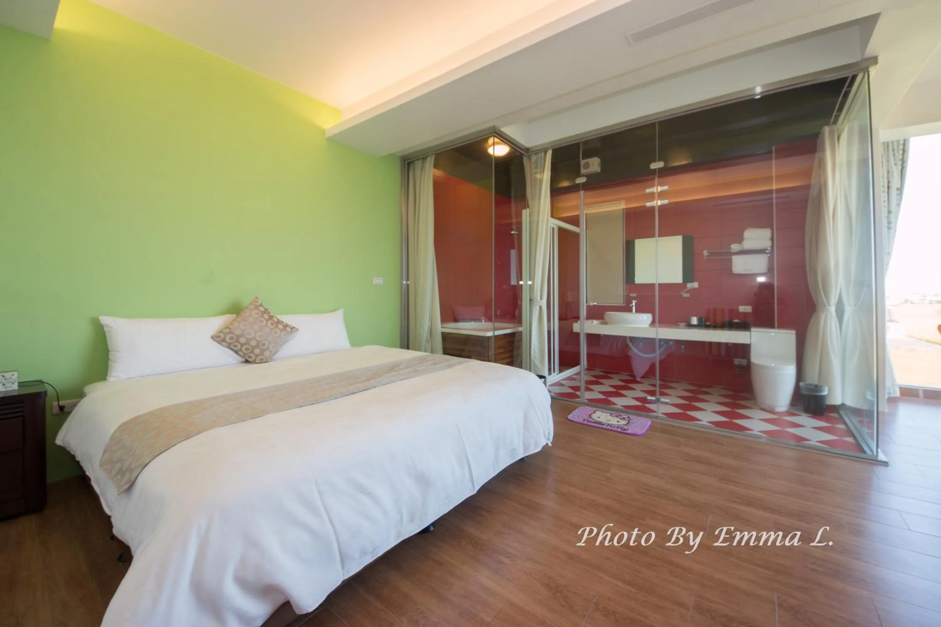 King Room with Garden View in Colorful Fish Cottage