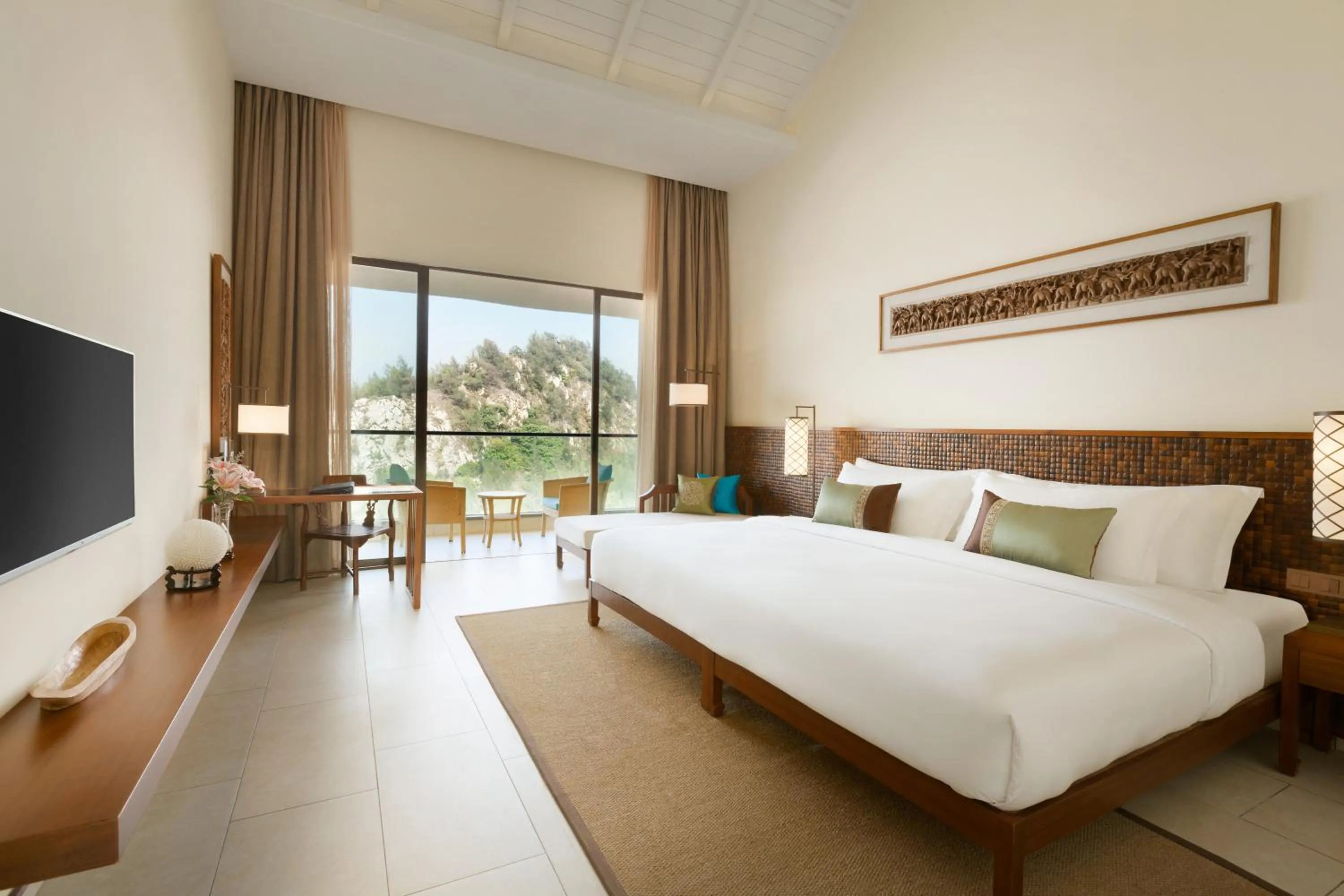 1 King Bed, 1 Tatami Bed, Family Room, Premium Mountain View, Smoking in Wyndham Maoming