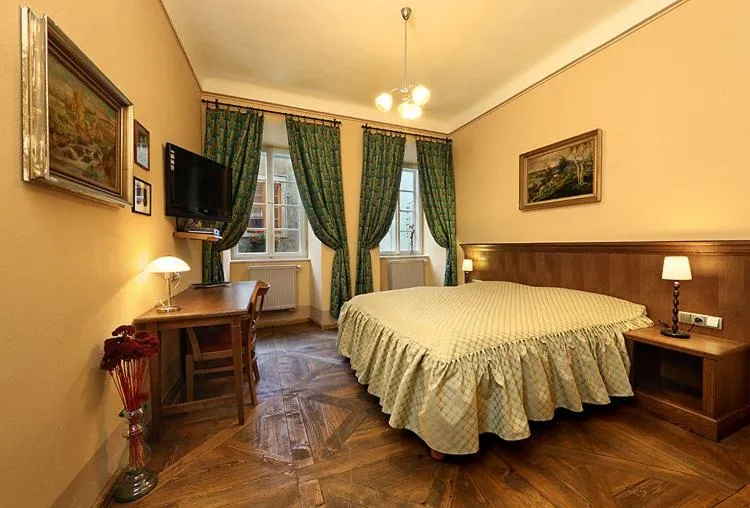 Deluxe Double Room in Hotel Edward Kelly