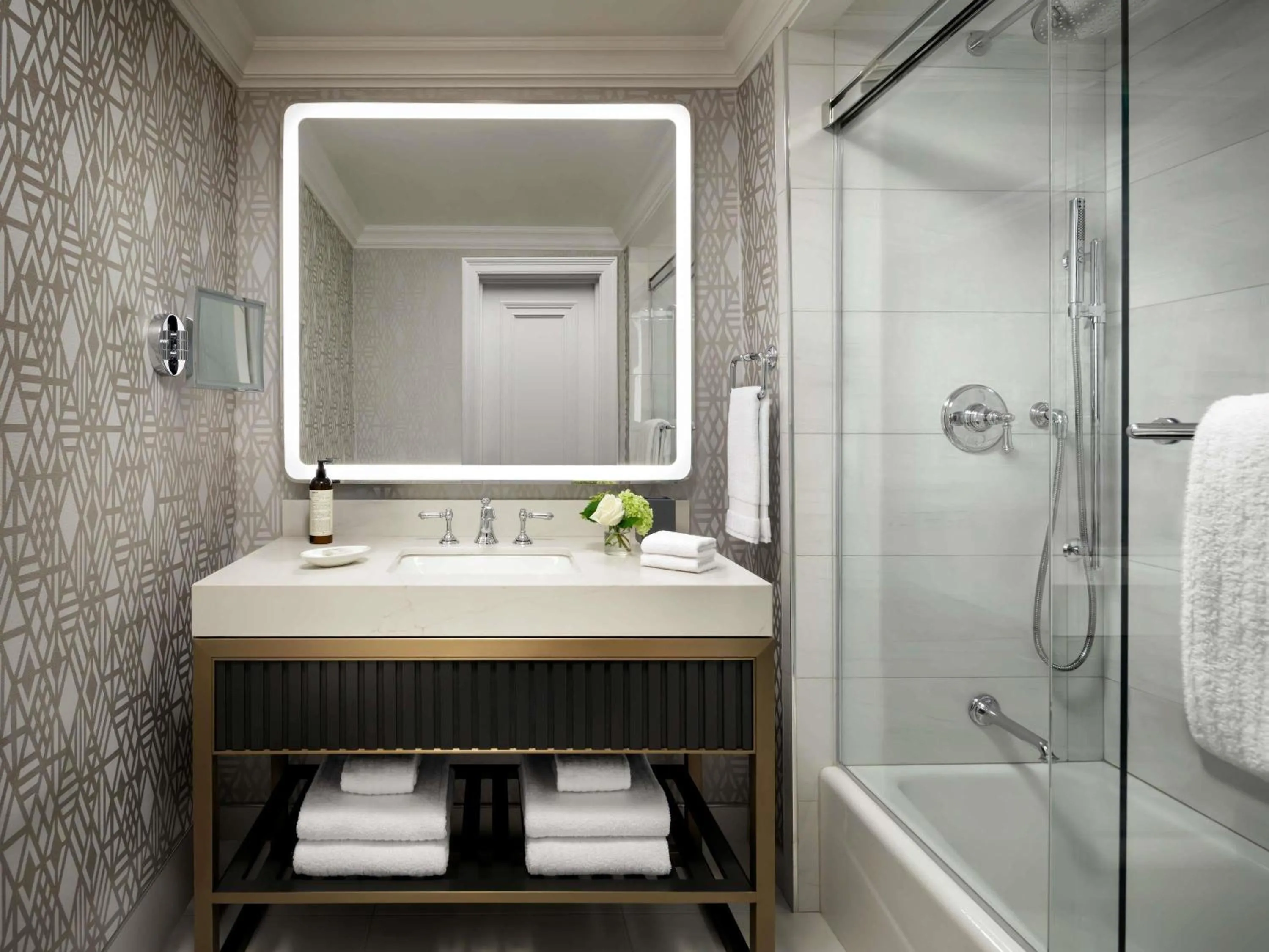 Deluxe Room with Two Queen Beds in Fairmont Hotel Macdonald