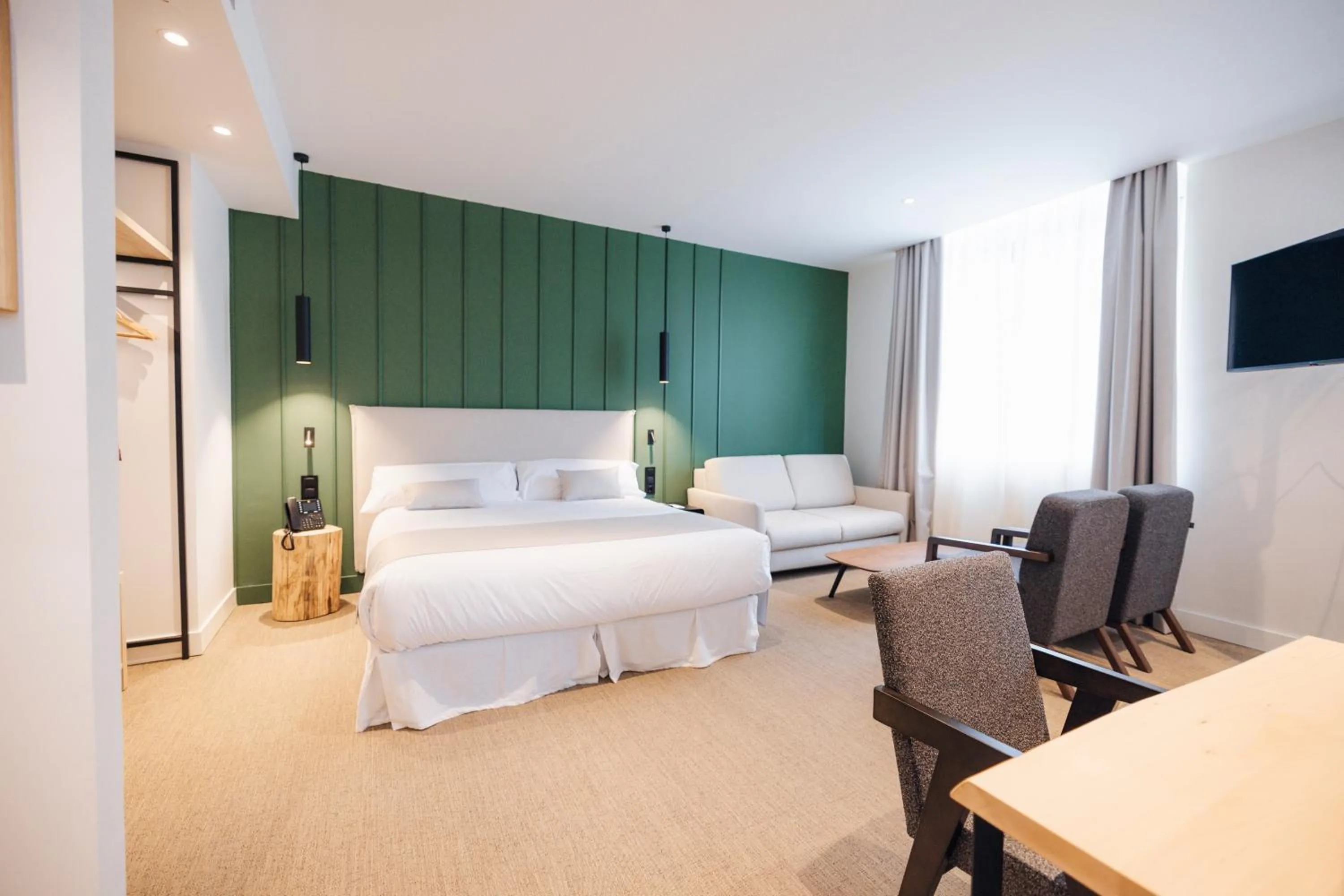 Suite with Jacuzzi in Mondragon Hotela