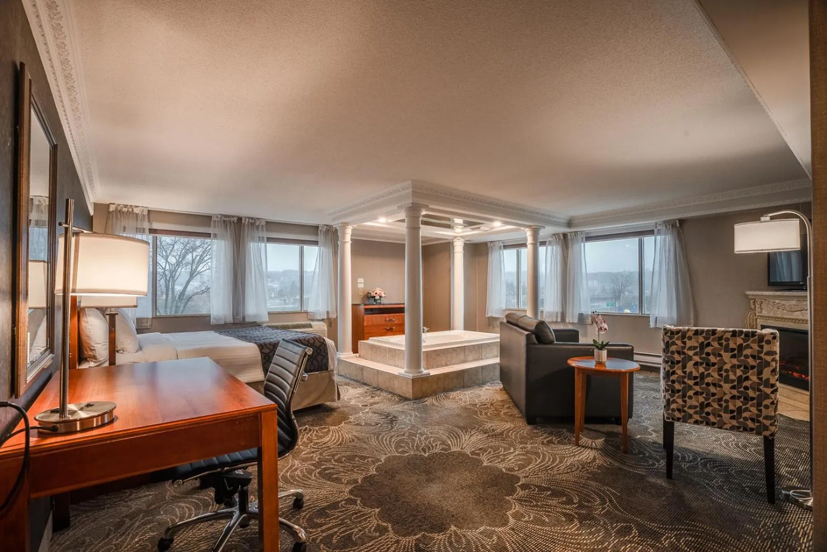 Luxury King Suite with Jetted Tub in Monte Carlo Inn Barrie - Newly Renovated