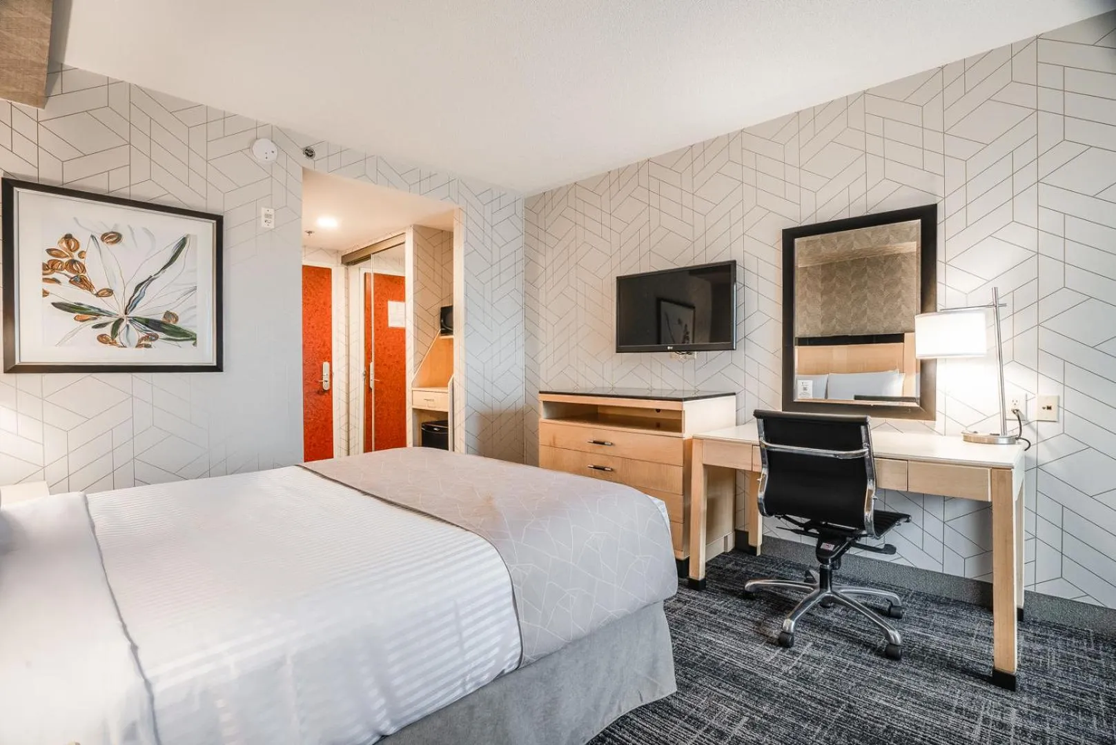 Standard Room with 1 Queen Bed in Monte Carlo Inn Barrie - Newly Renovated