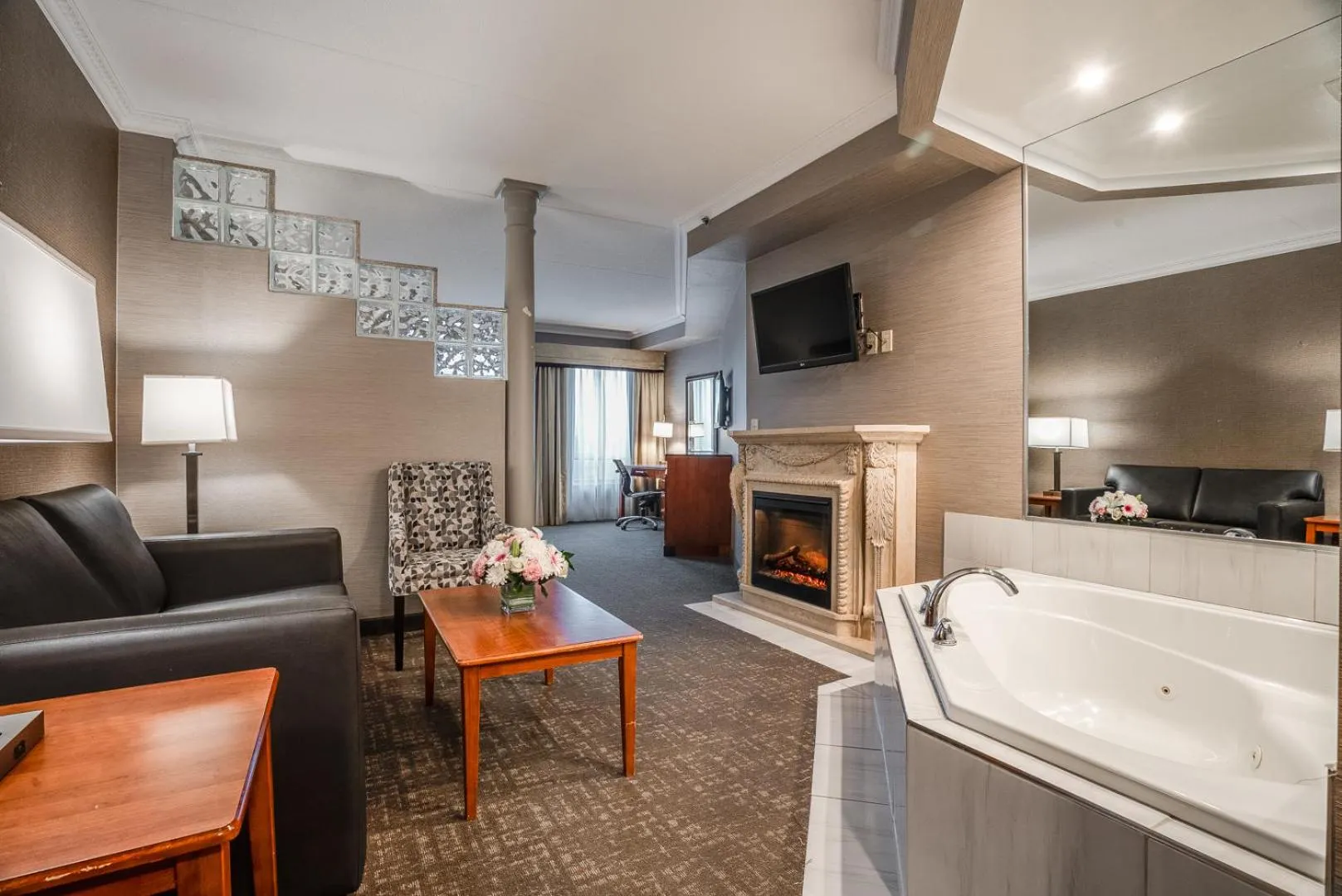 King Suite with Sofa Bed in Monte Carlo Inn Barrie - Newly Renovated