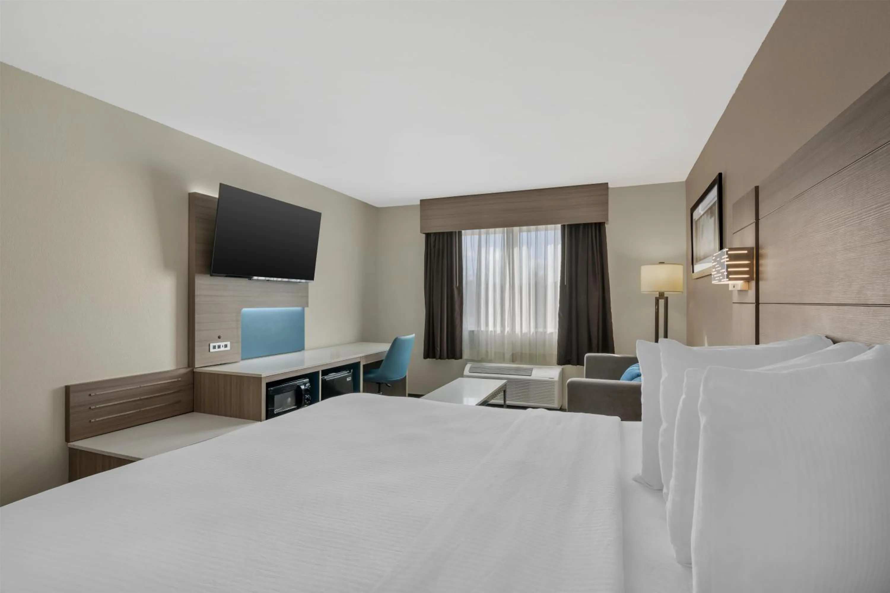 King Room with Sofa Bed - Non-Smoking in Best Western Port Columbus