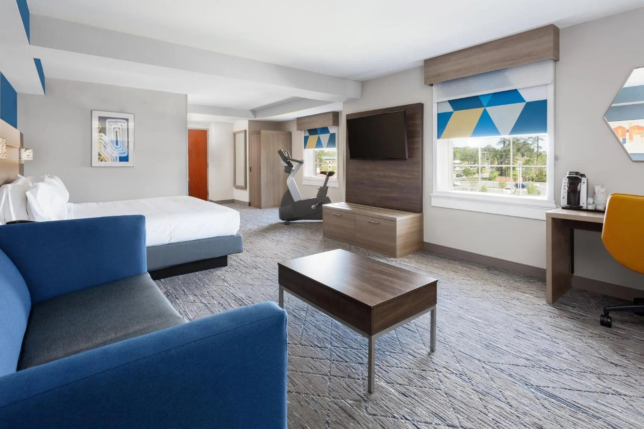 King Suite with Sofa Bed in Holiday Inn Express & Suites Williamsburg by IHG