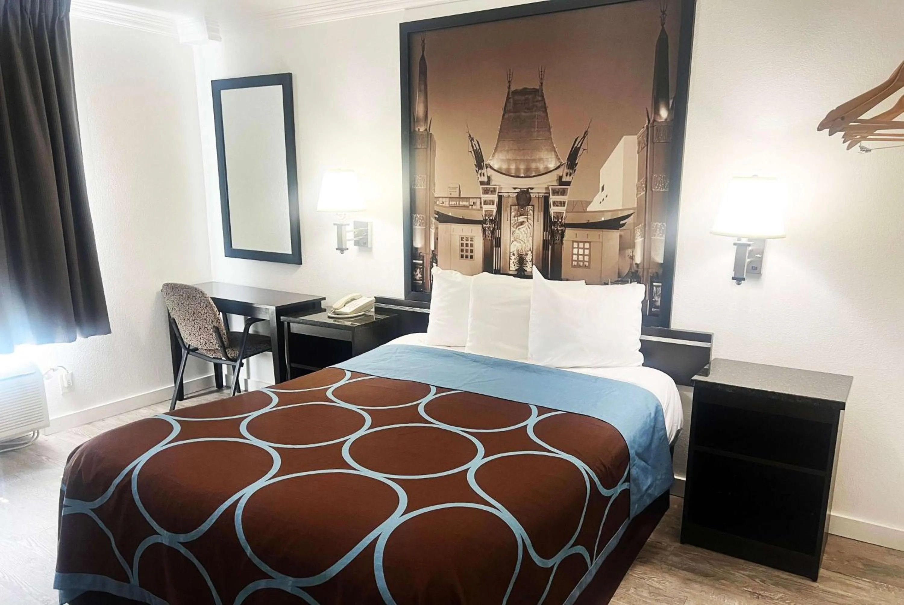 King Room - Non-Smoking in Super 8 by Wyndham Hollywood/LA Area