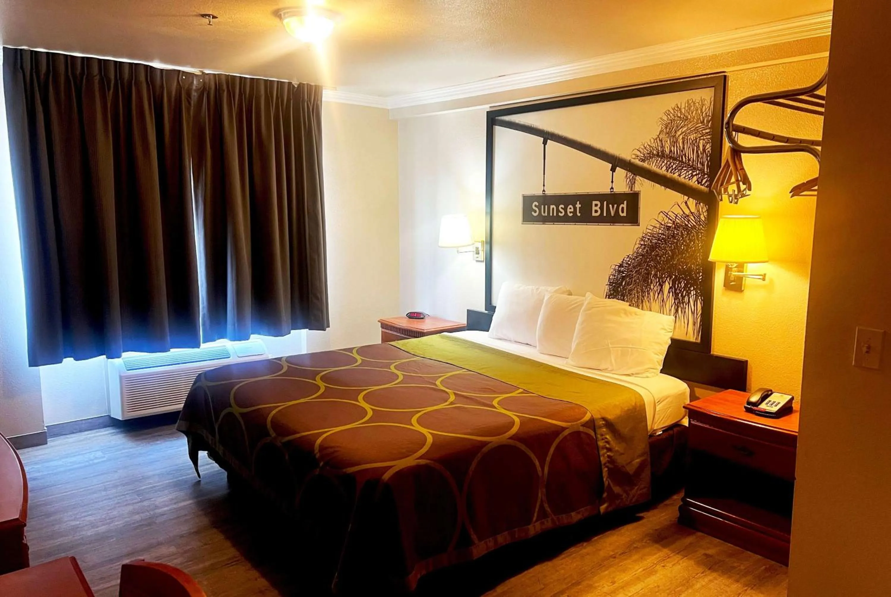 Queen Room - Non-Smoking in Super 8 by Wyndham Hollywood/LA Area