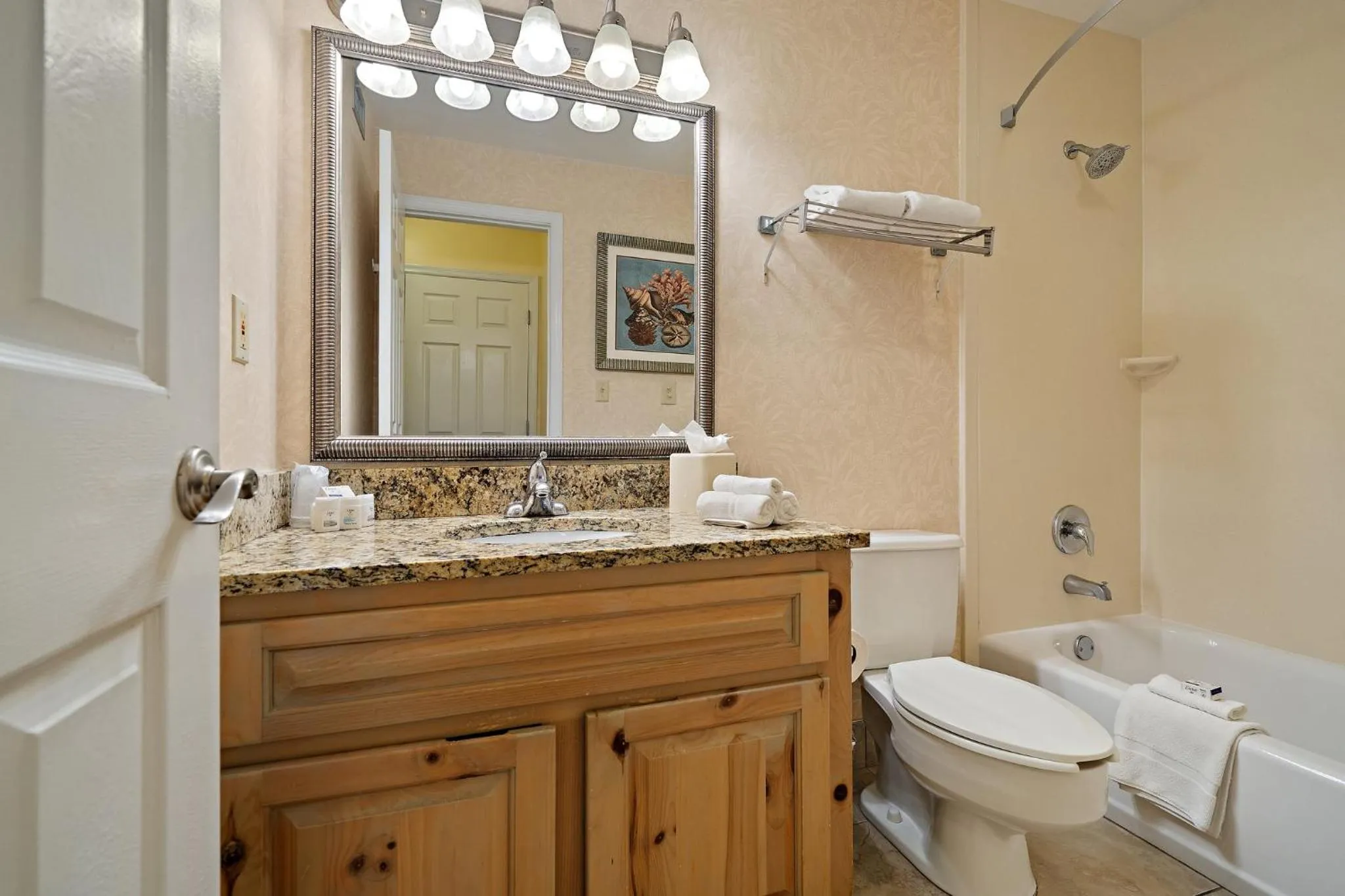 Standard Queen Room with Two Queen Beds and Courtyard View in Holiday Inn & Suites Clearwater Beach S-Harbourside