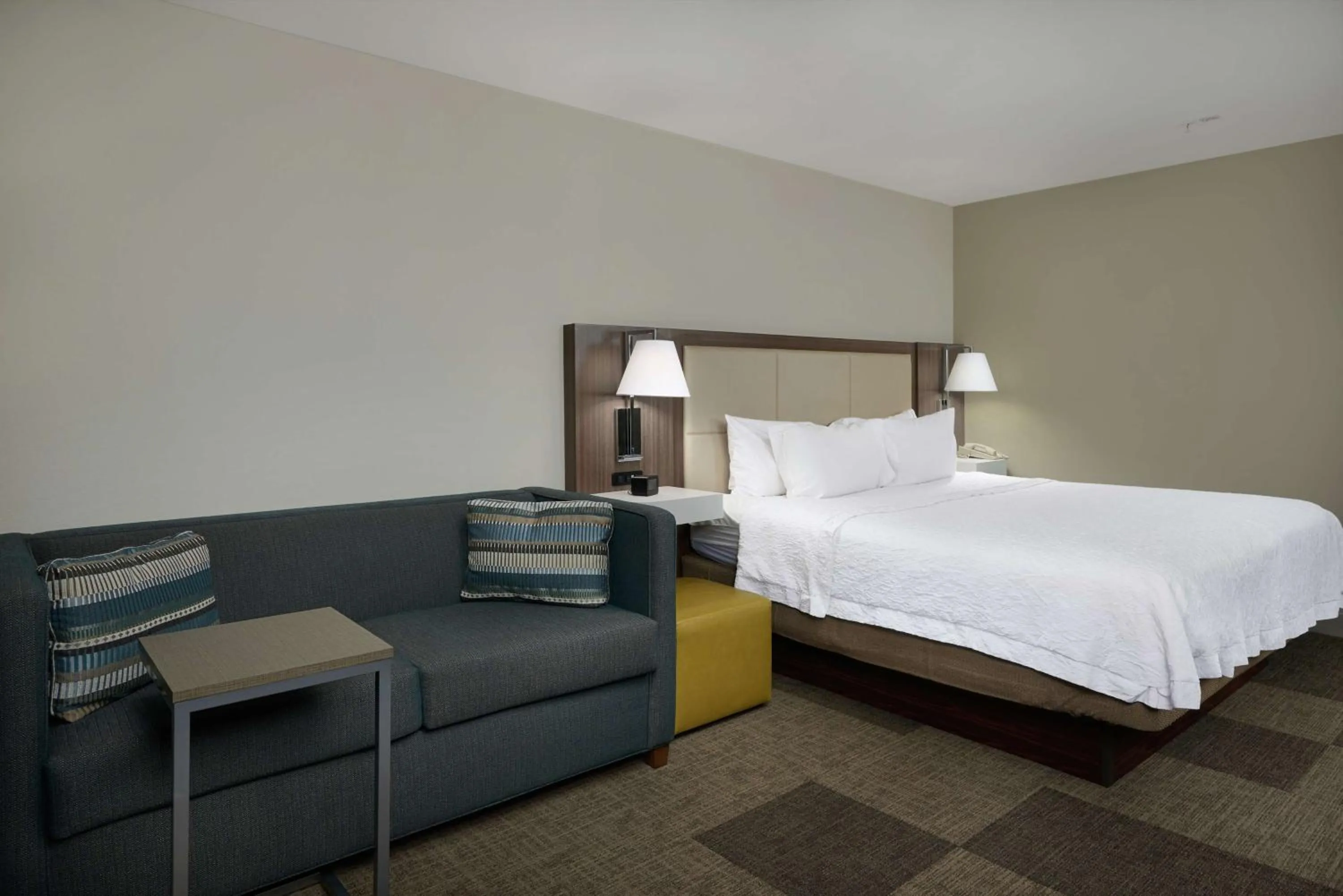 King Room with Sofa Bed and Study - Non-Smoking in Hampton Inn & Suites Rogers