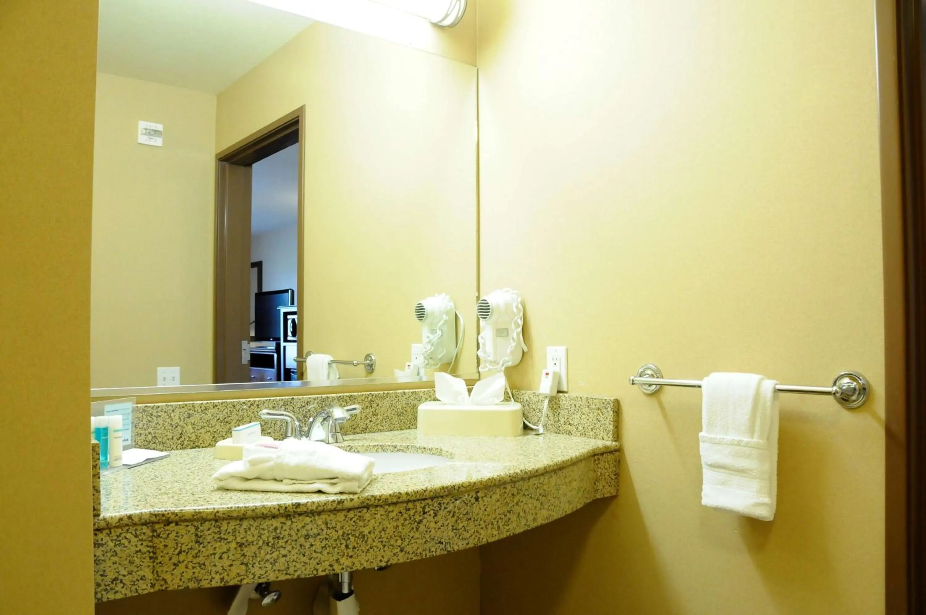 King Room with King Bed - Non-Smoking in Hampton Inn & Suites Red Bluff