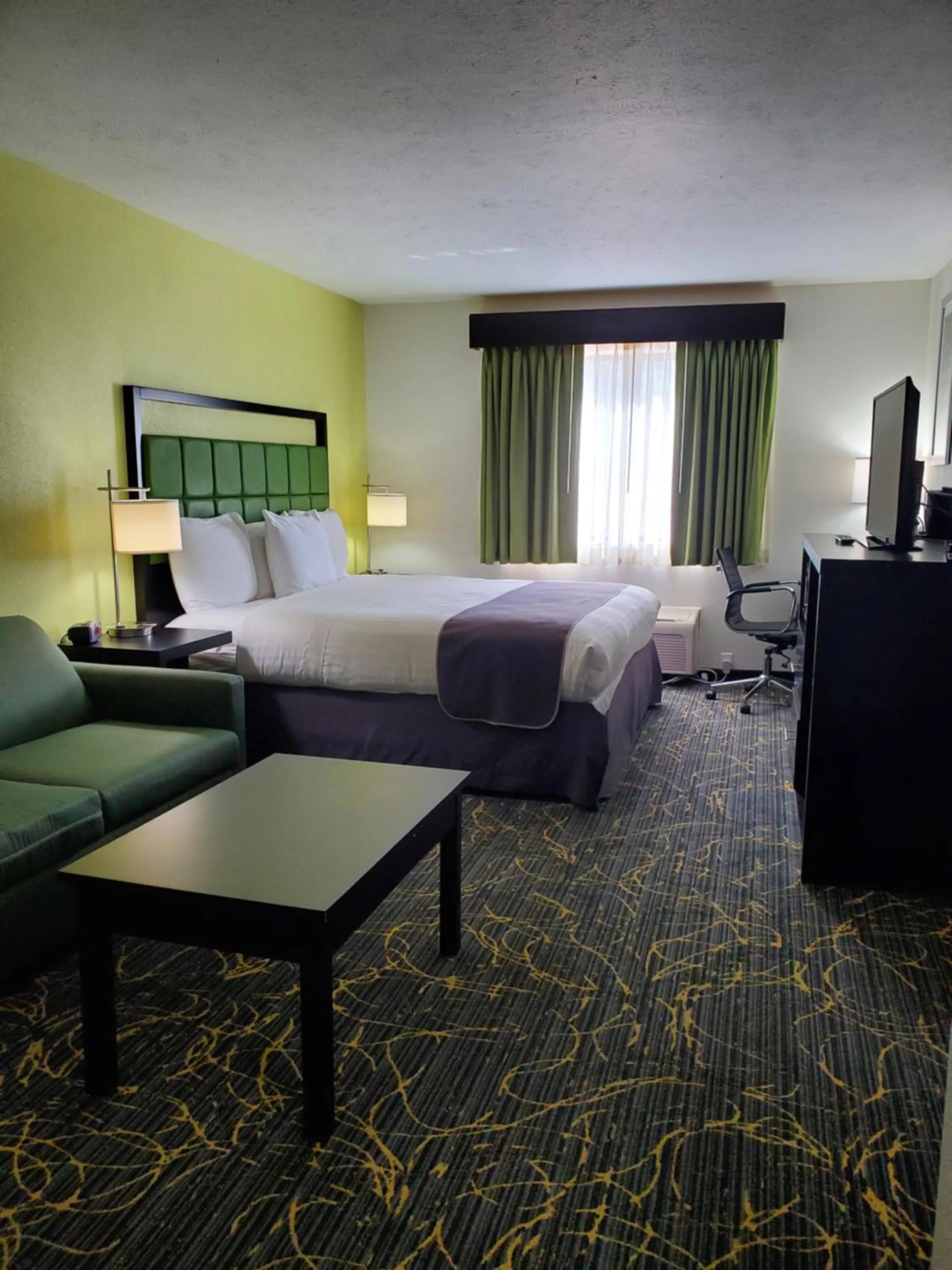 King Room with Bath Tub - Mobility Access/Non-Smoking in AmericInn and Suites by Wyndham Delafield-Waukesha-Milwaukee