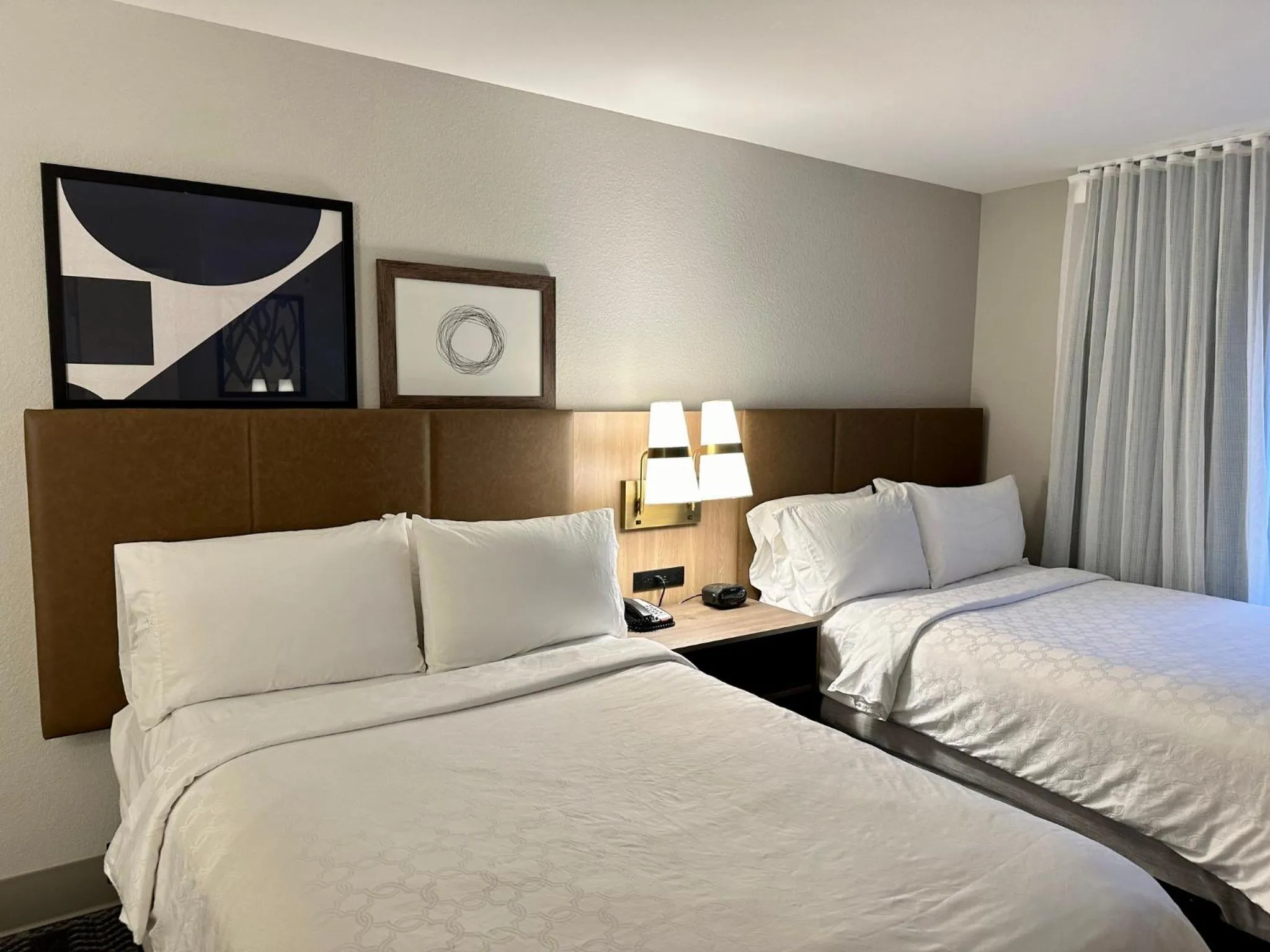Two-Bedroom Suite with Mobility Accessible Tub in Staybridge Suites Milwaukee West-Oconomowoc by IHG