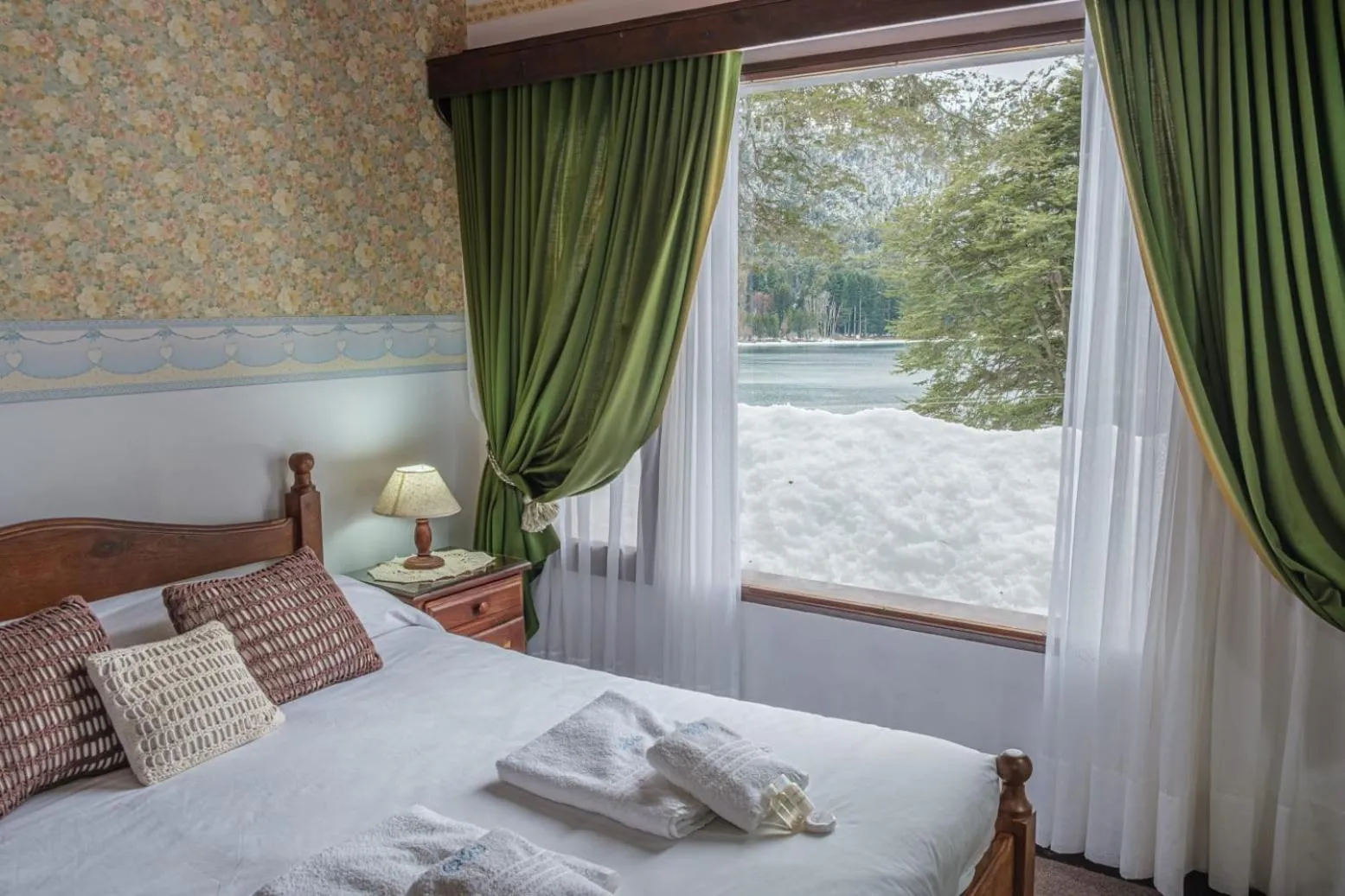 Twin Room with Lake View in Hosteria El Condado