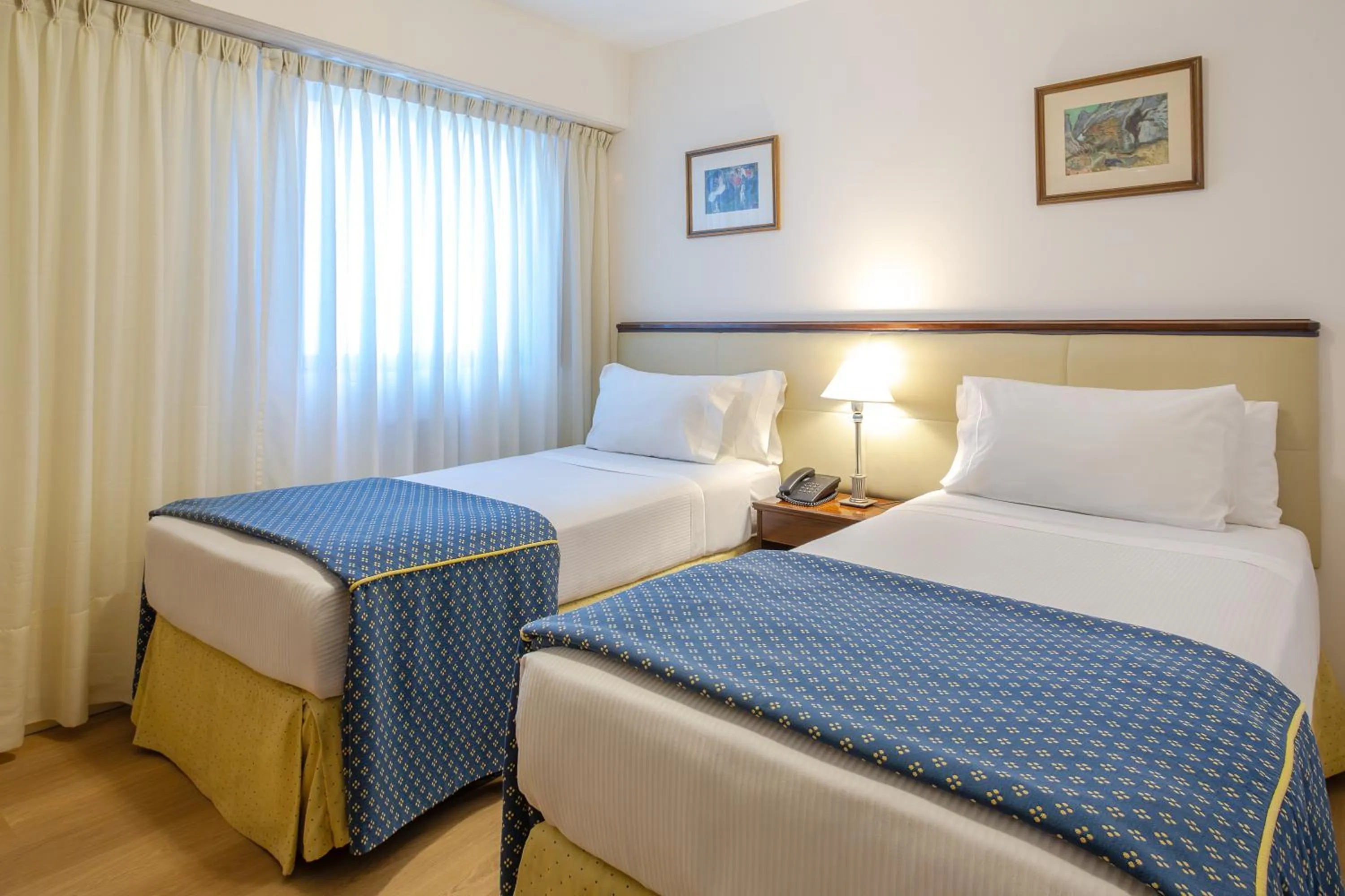 Standard Twin Room in Hotel Iruña