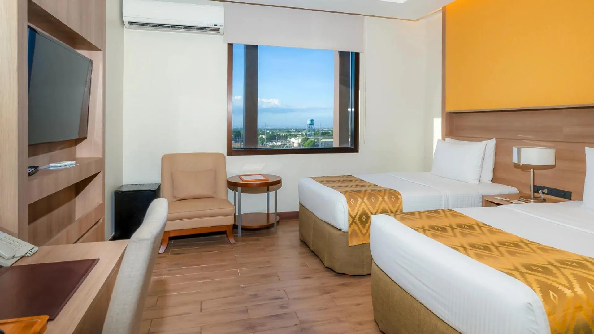 Deluxe Twin Room in The Bayleaf Cavite