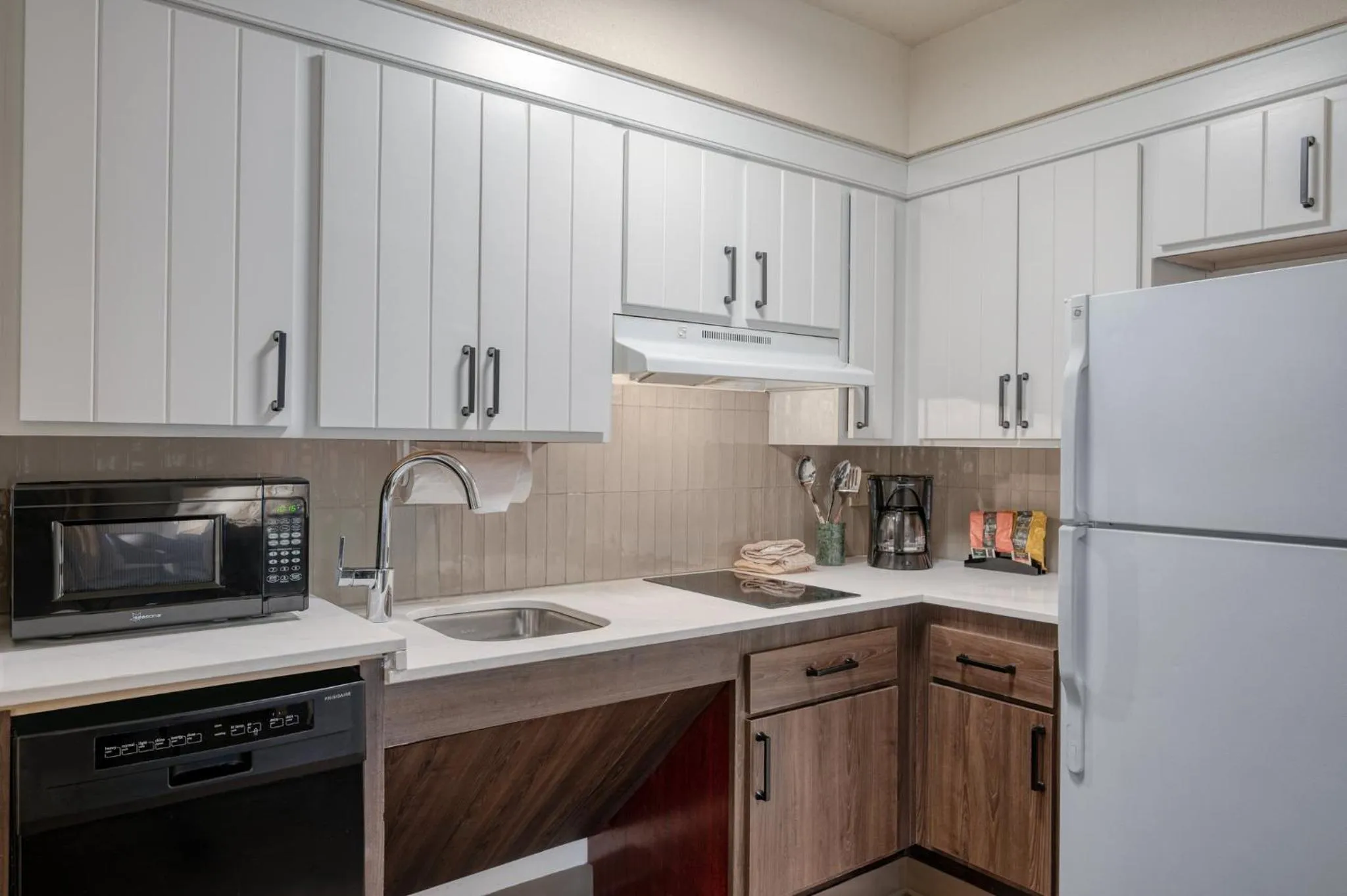 Queen Suite - Communications Accessible in Staybridge Suites Allentown Airport Lehigh Valley by IHG