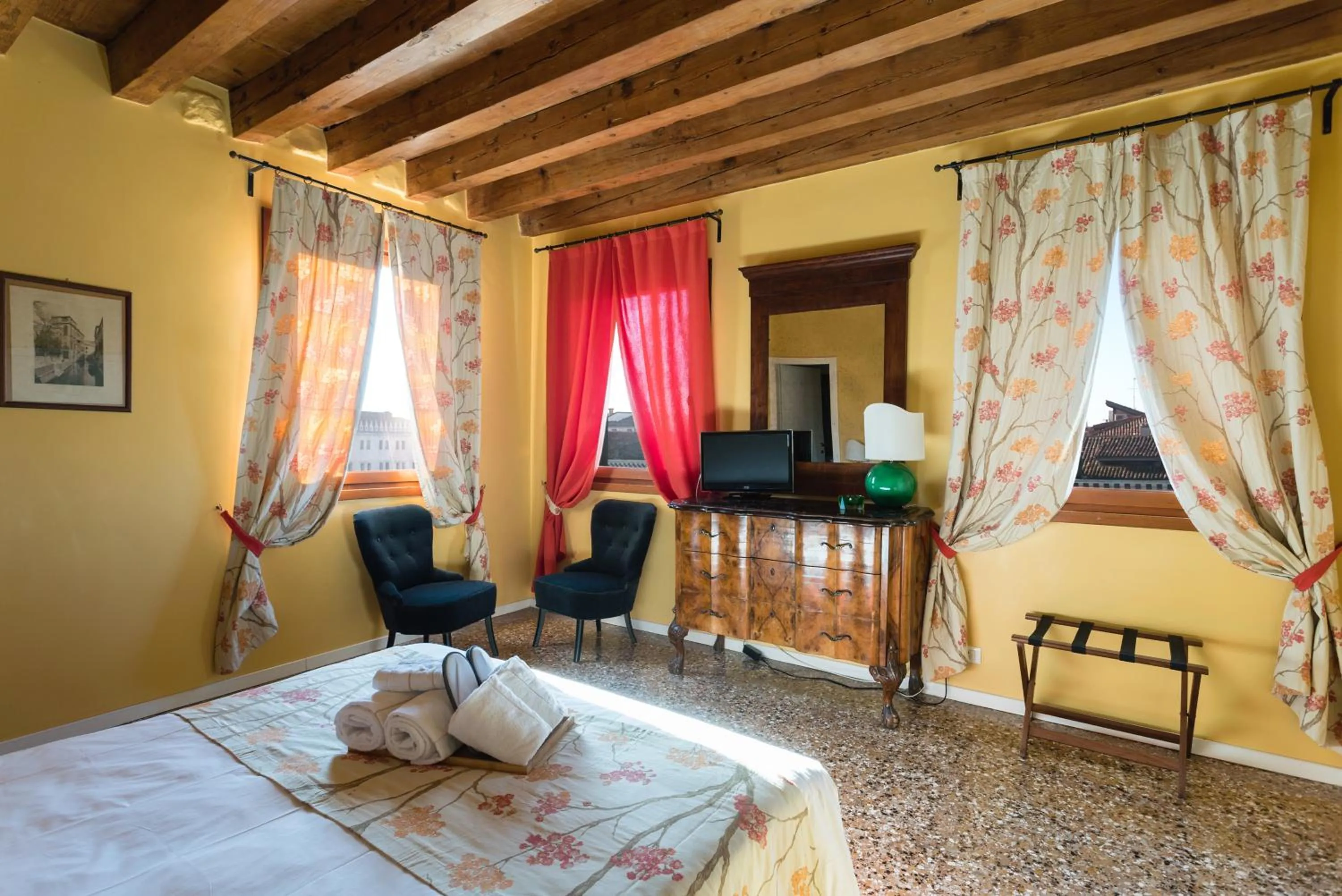 Superior Double Room with Grand Canal View in Locanda Ai Santi Apostoli Sul Canal Grande - Ferretti Hotels Collection