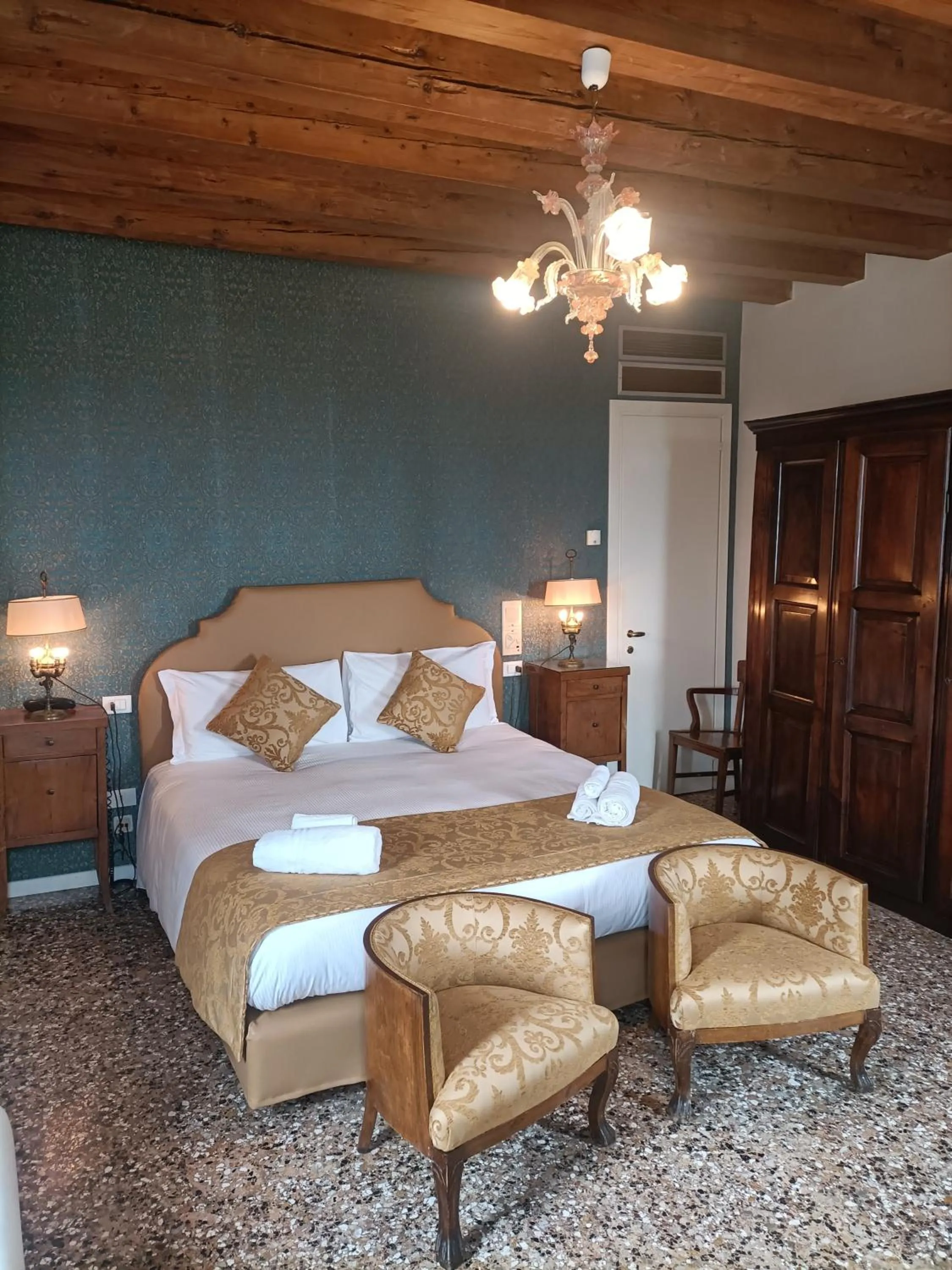 Deluxe Double Room with Grand Canal View in Locanda Ai Santi Apostoli Sul Canal Grande - Ferretti Hotels Collection