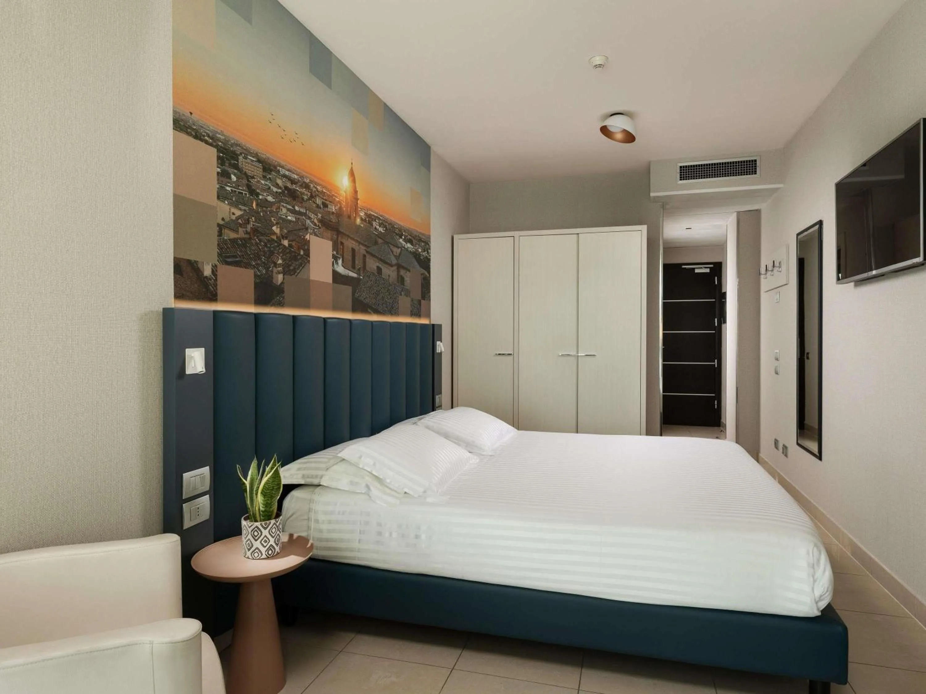 Classic Double Room with Balcony and Side Sea View in Mercure Hotel Rimini Artis