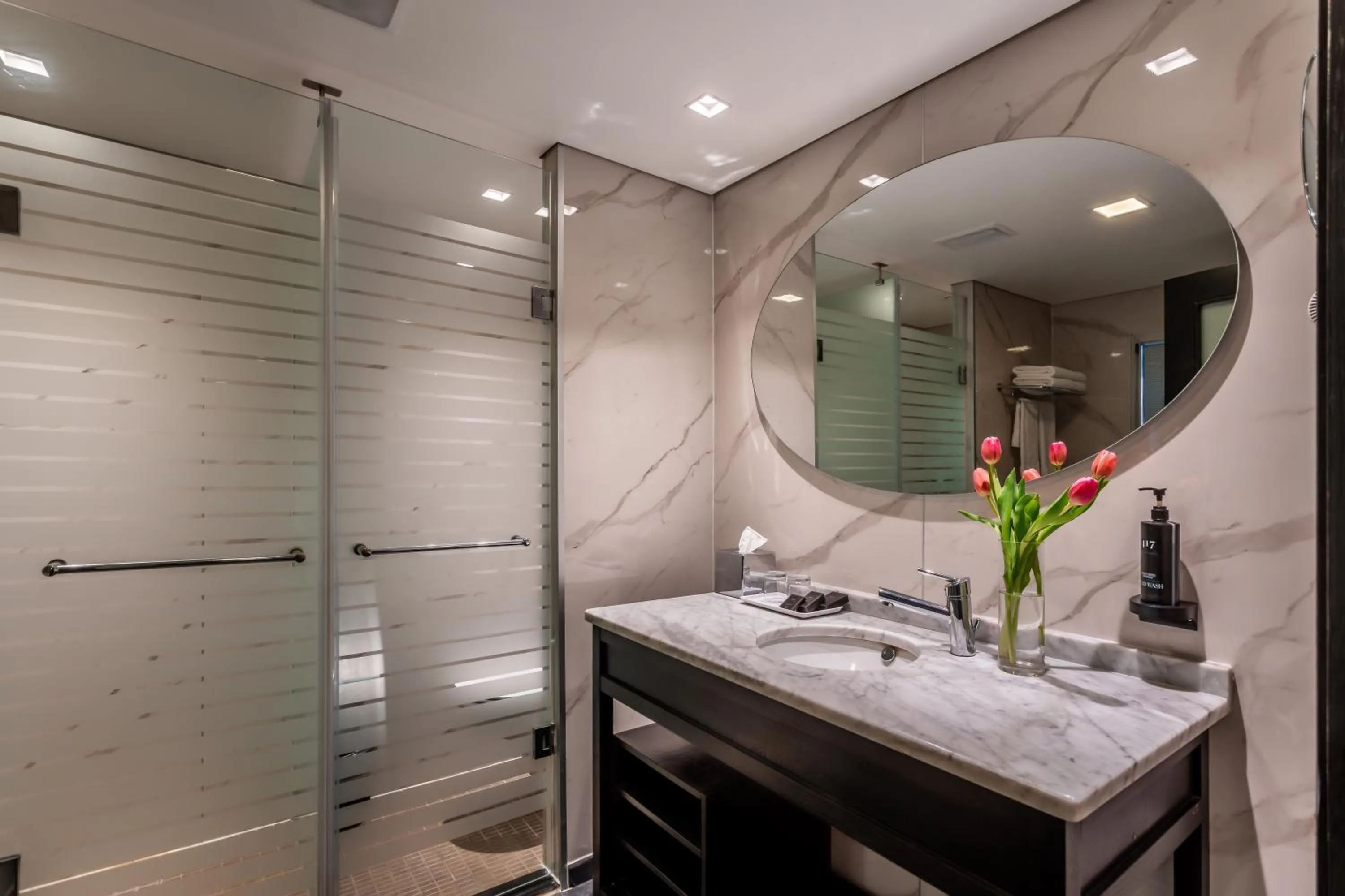 Deluxe Room with Balcony and Sea View in Daniel Herzliya Hotel