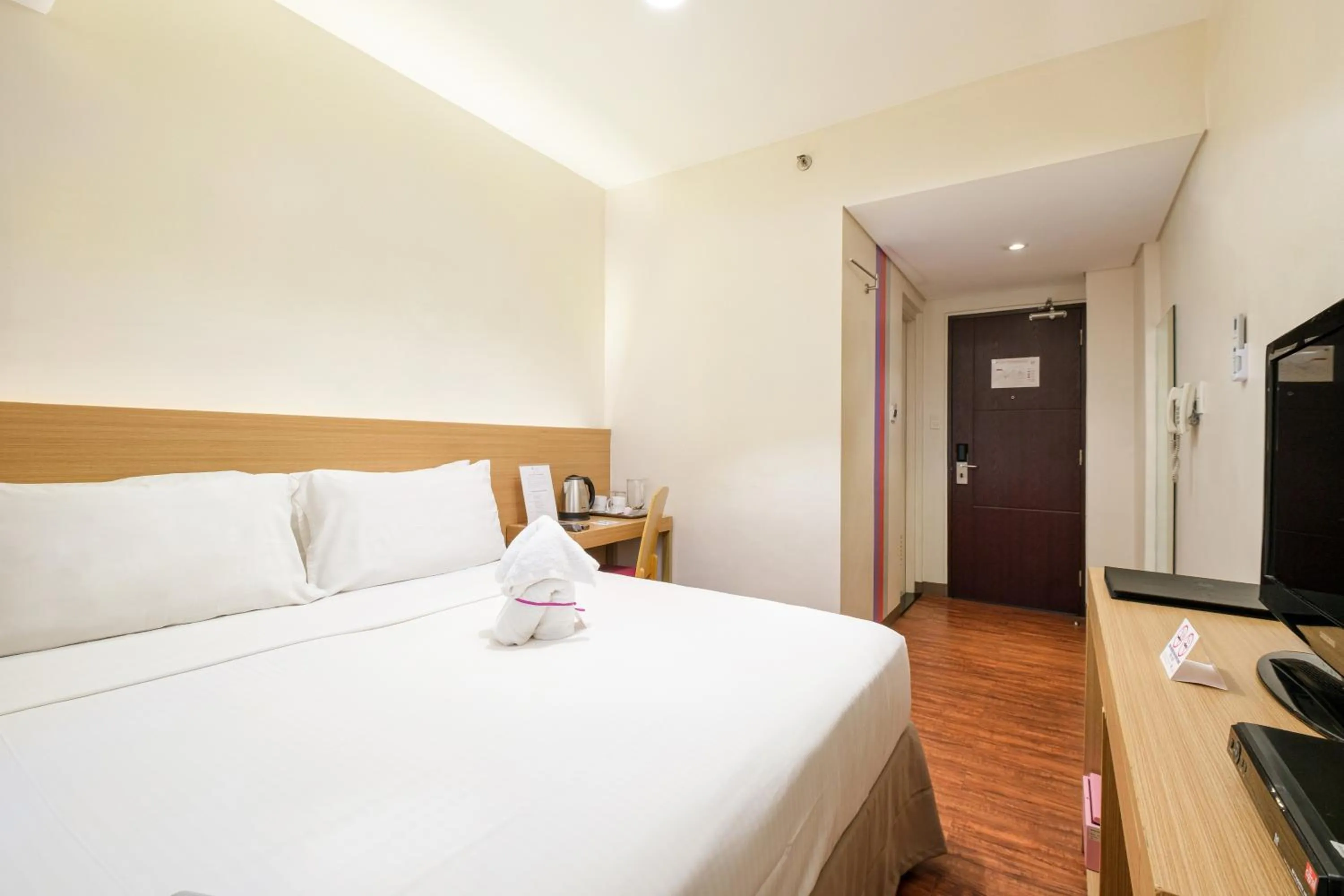 Deluxe King Room in MySpace Hotel @BGC