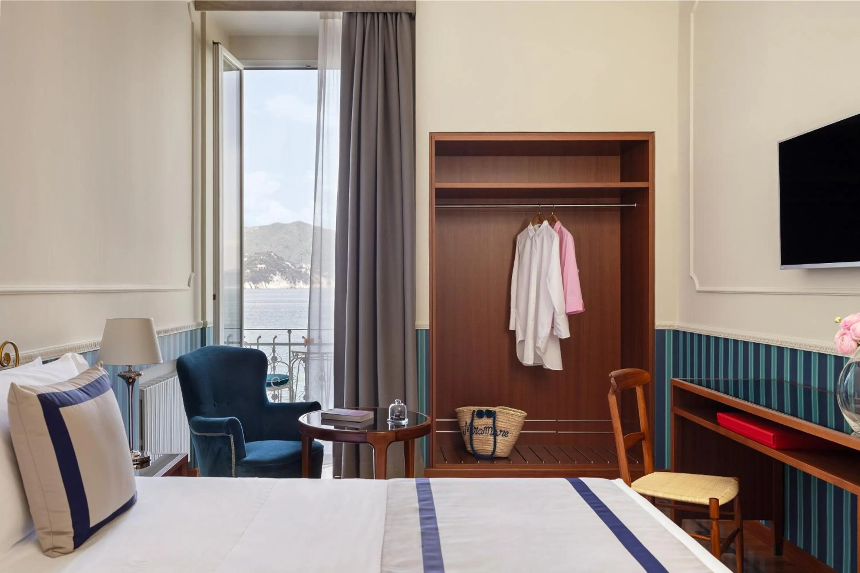 Deluxe Double Room with Balcony and Sea View in Grand Hotel Miramare
