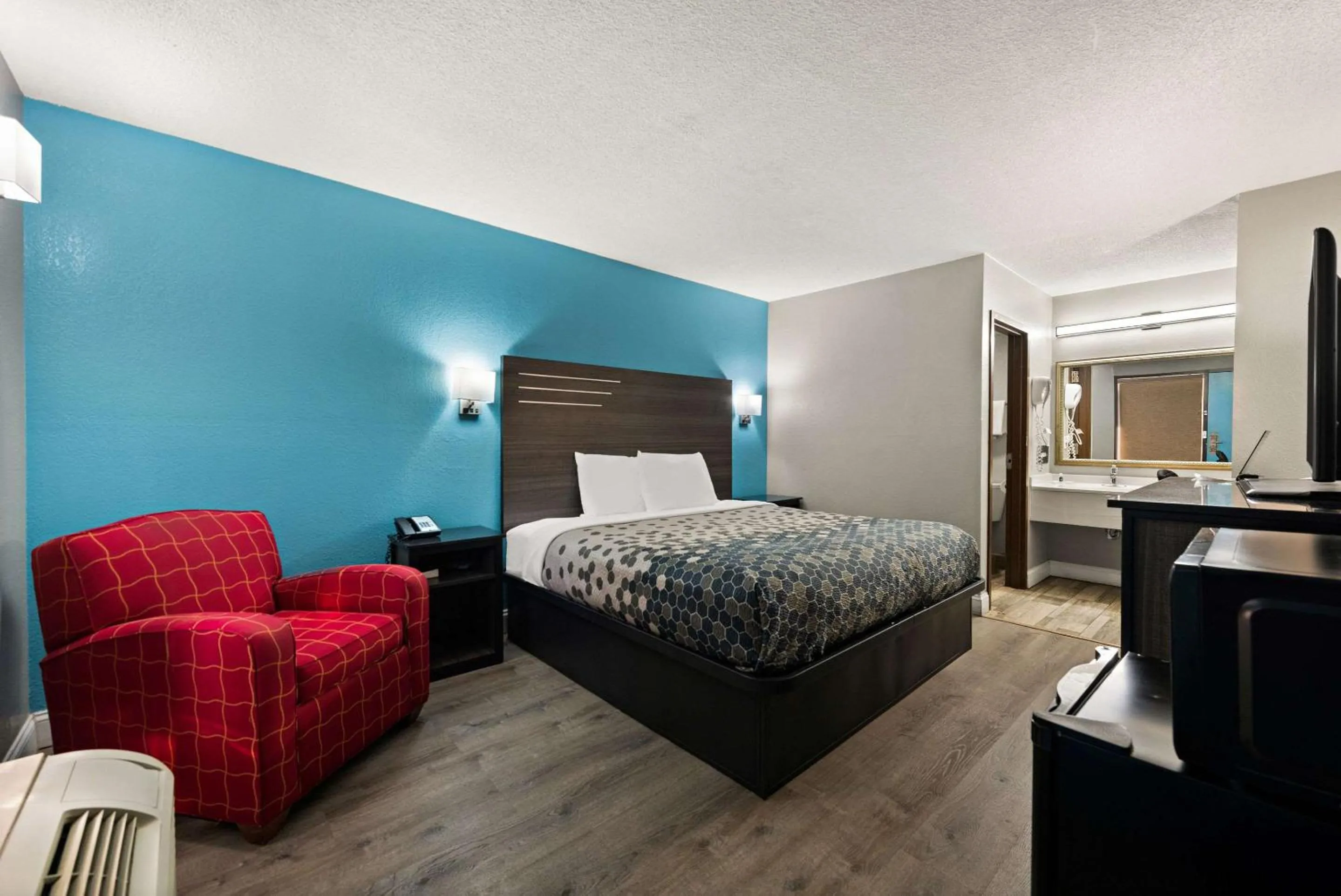 King Room - Non-Smoking in Rodeway Inn Richmond