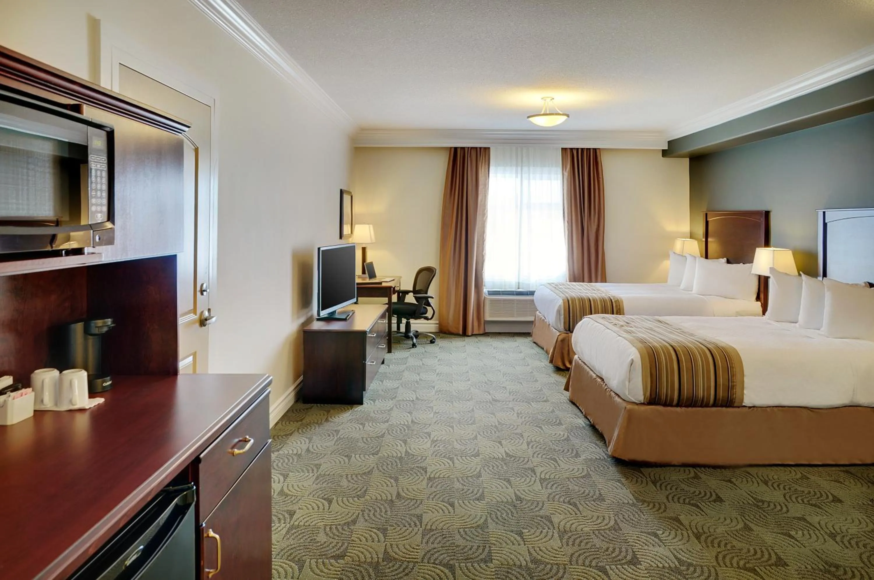 Deluxe Queen Room in Kindersley Inn