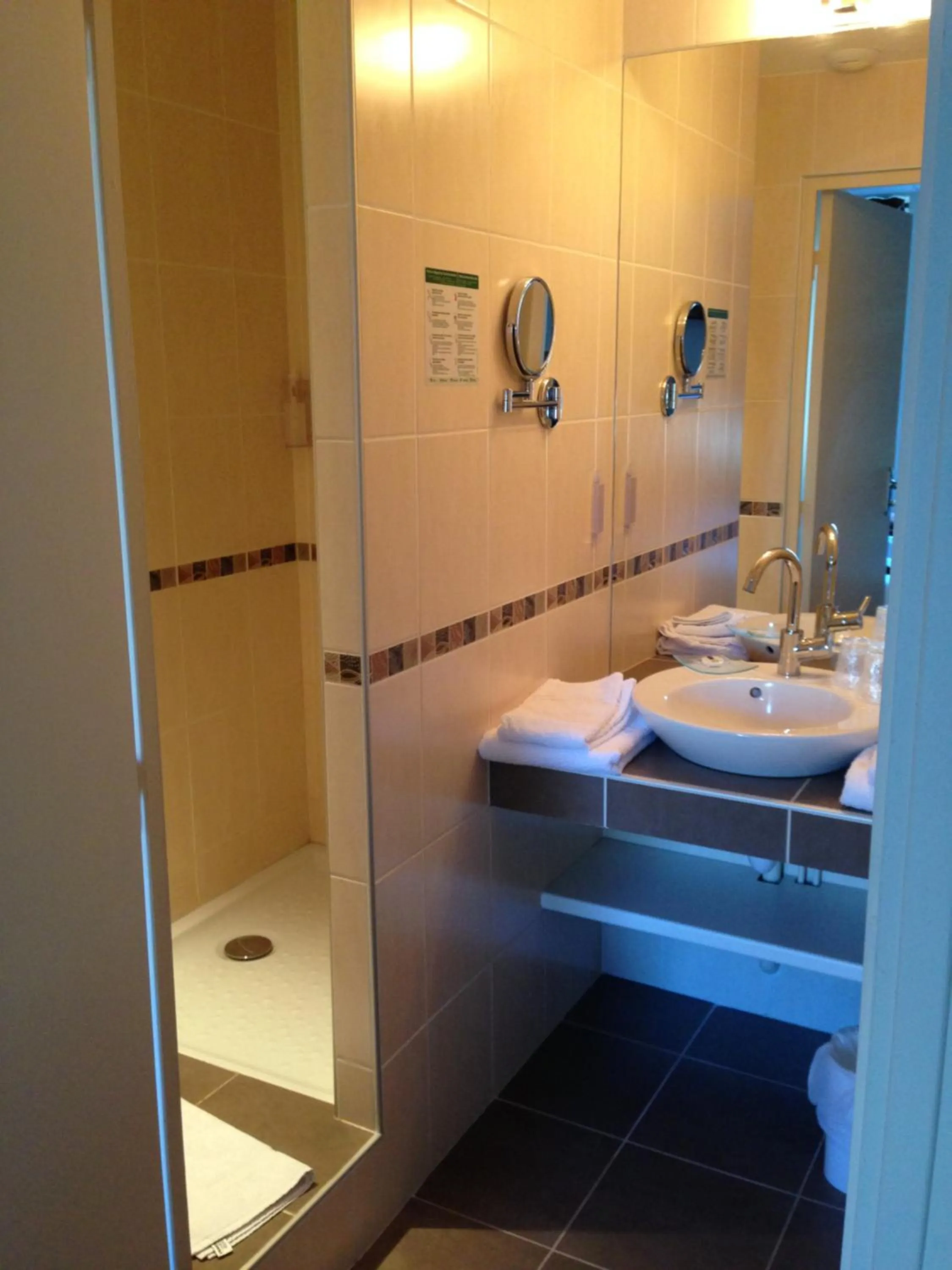 Cozy Double or Twin Room in Logis Hôtel de Paris