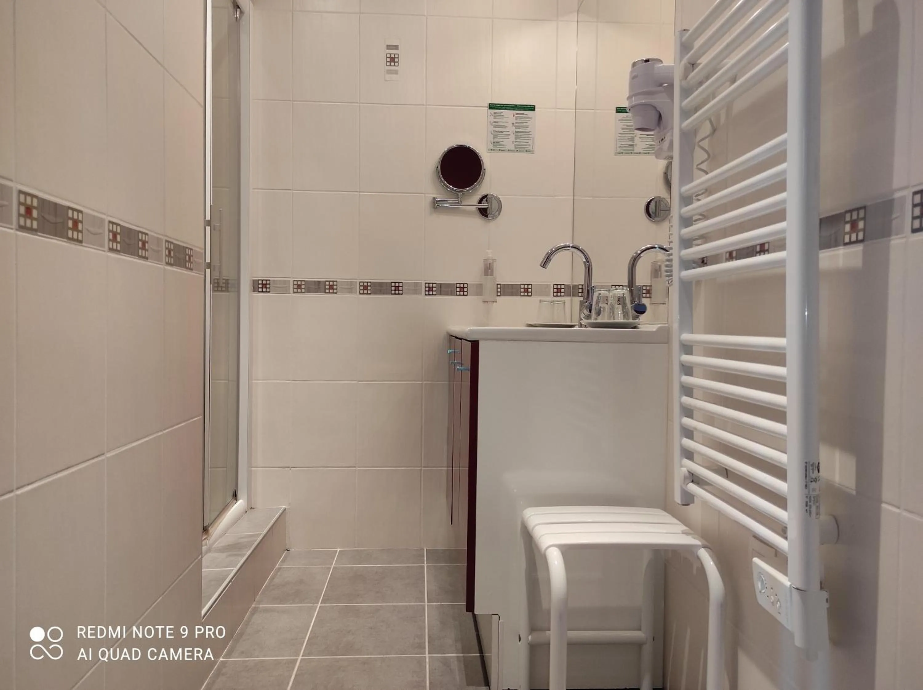 Quadruple Room with Shower in Logis Hôtel de Paris