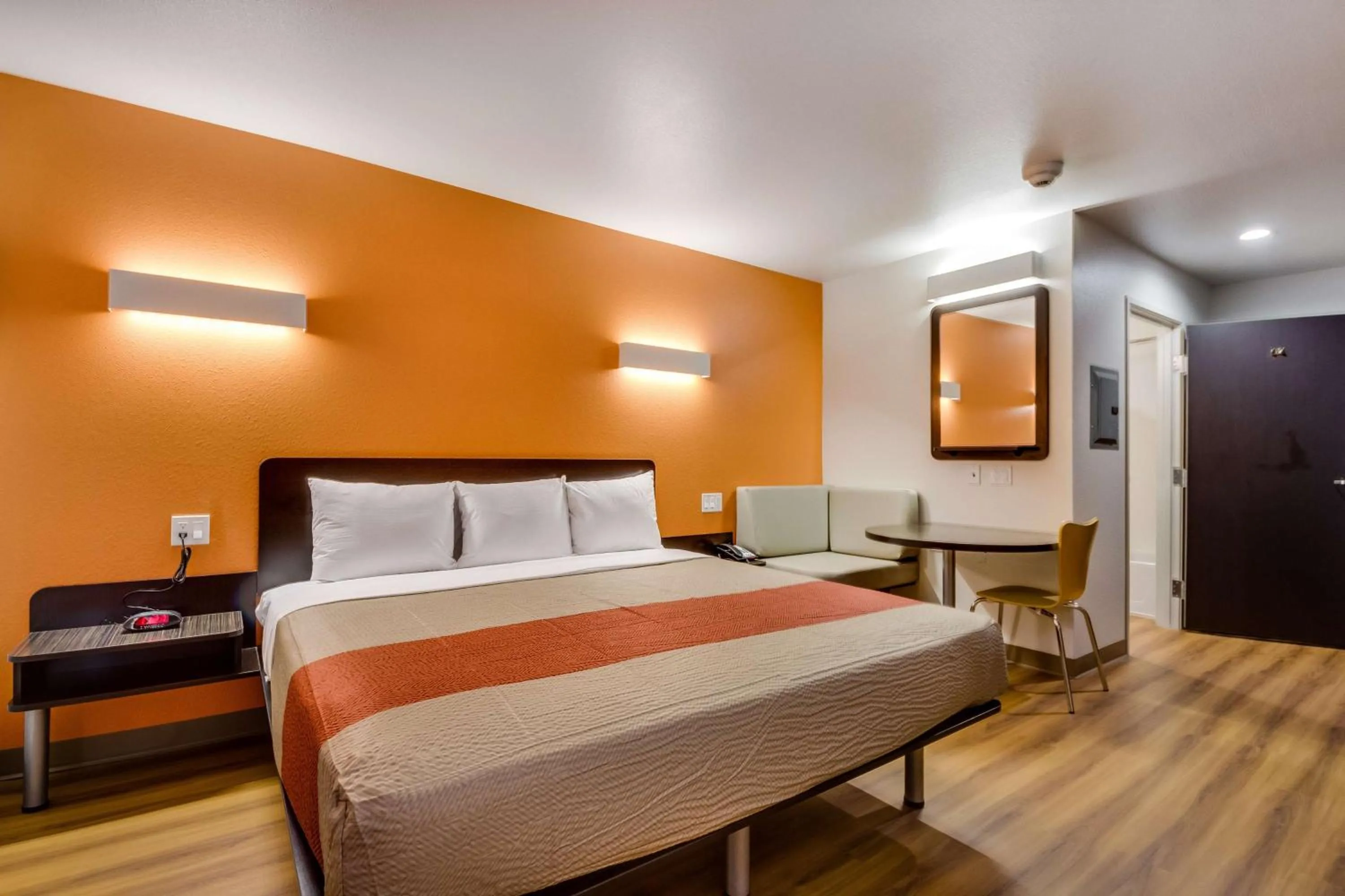 Deluxe King Room - Non-Smoking in Motel 6-Tulsa, OK