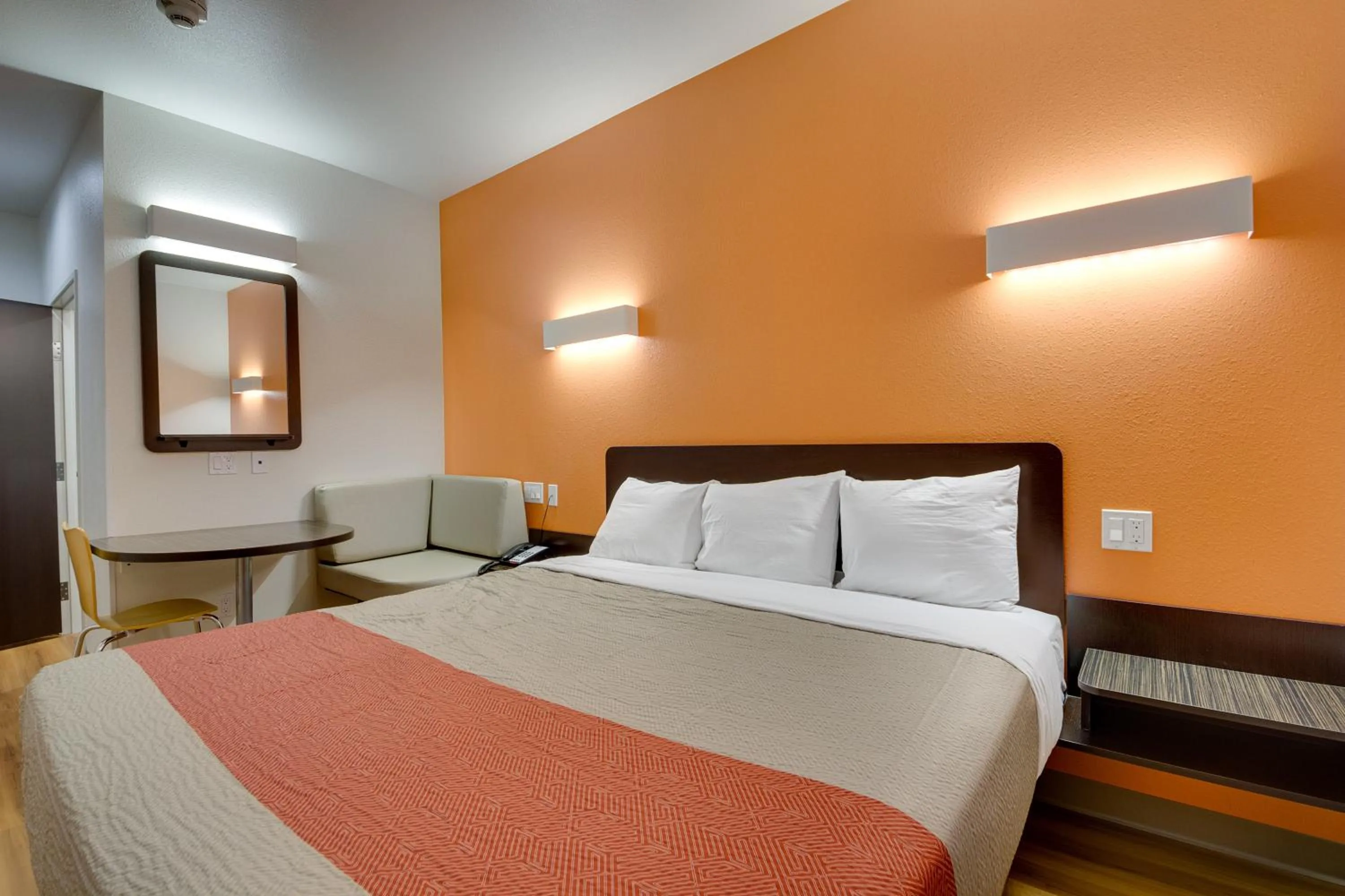 Deluxe Queen Room - Non-Smoking in Motel 6-Tulsa, OK