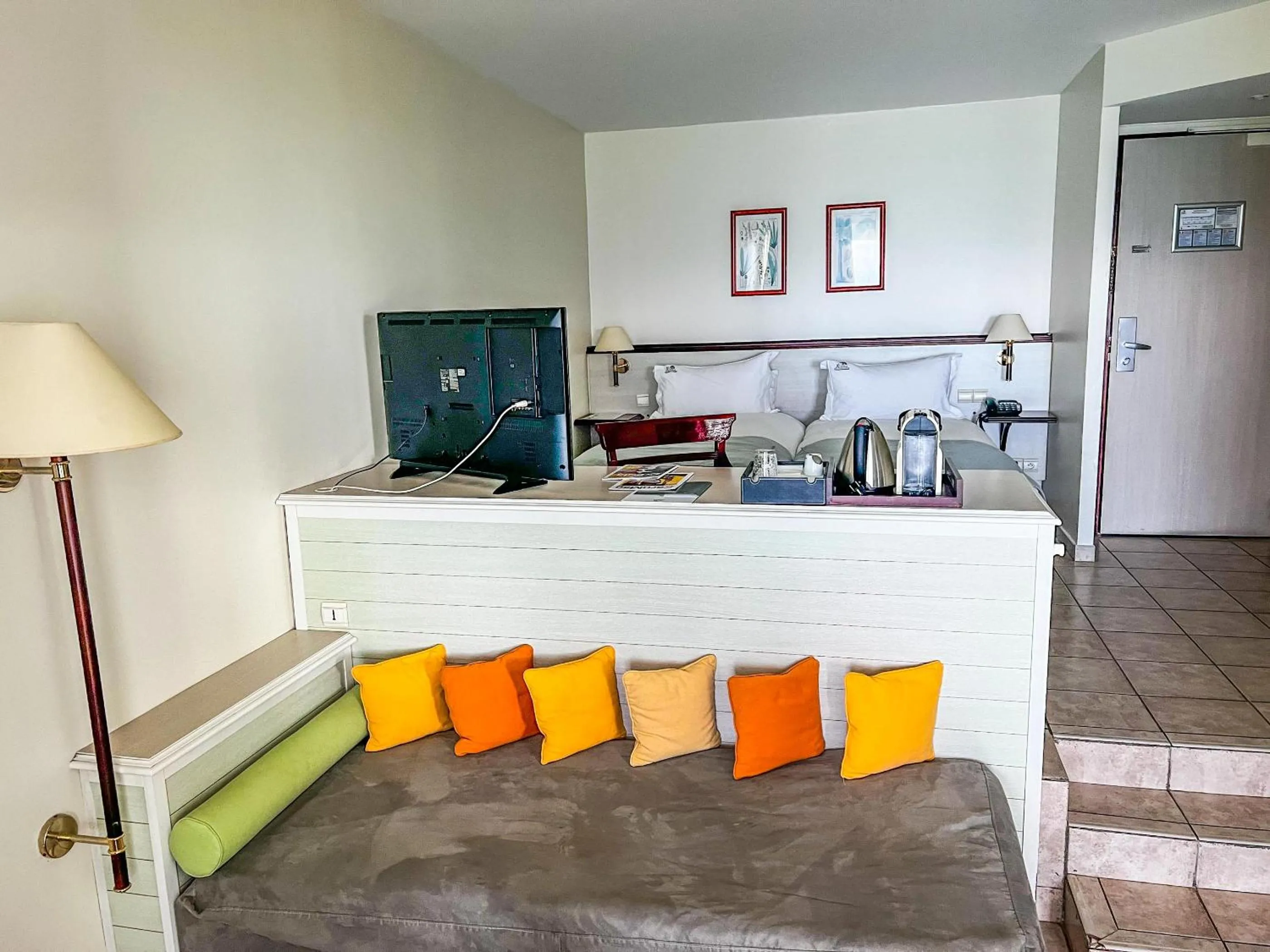 Junior room ocean view double bed and sofa in Hotel Auberge de la Vieille Tour