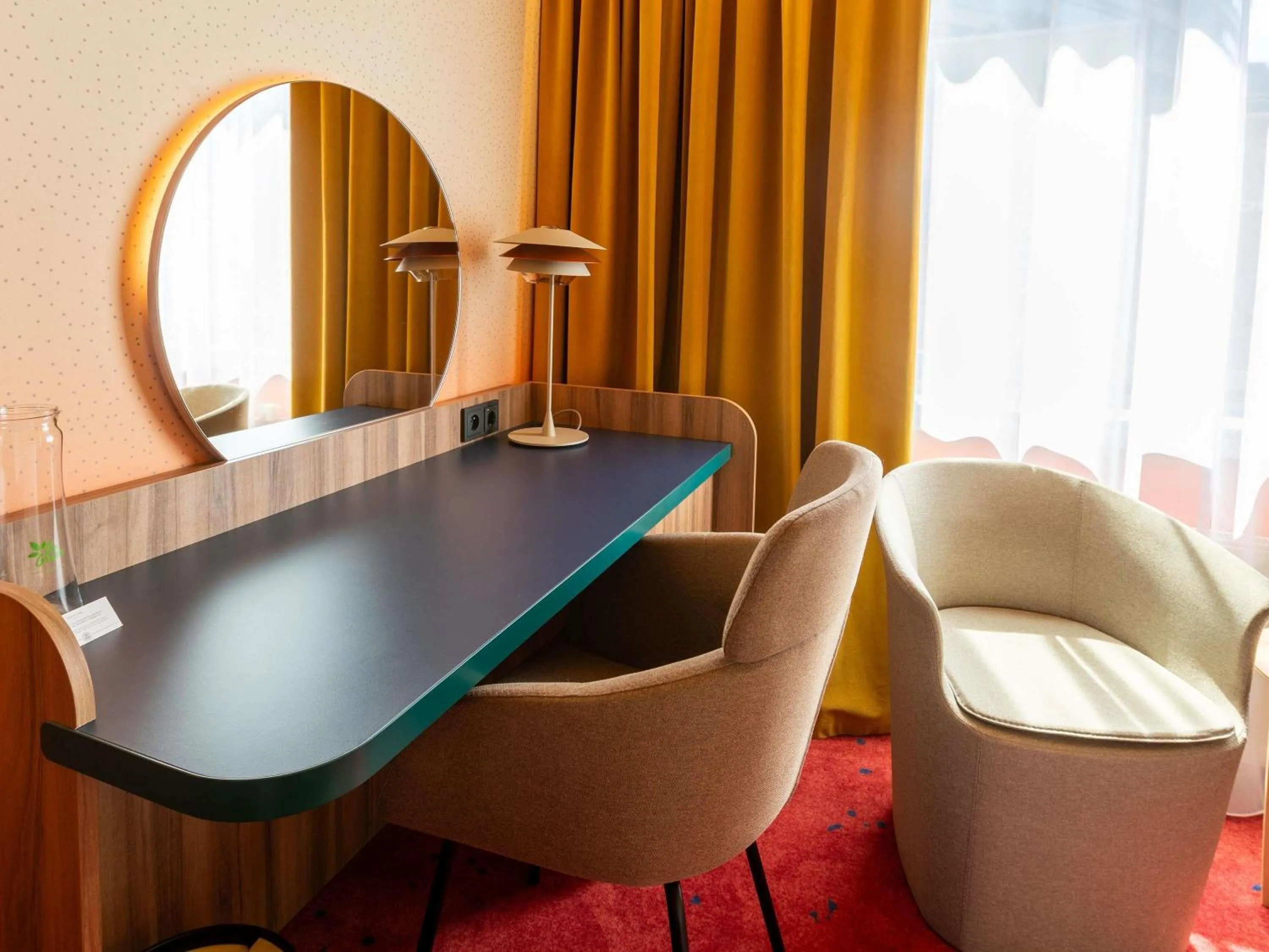 Classic Room with One Double Bed and a Sofa in Mercure Warszawa Centrum