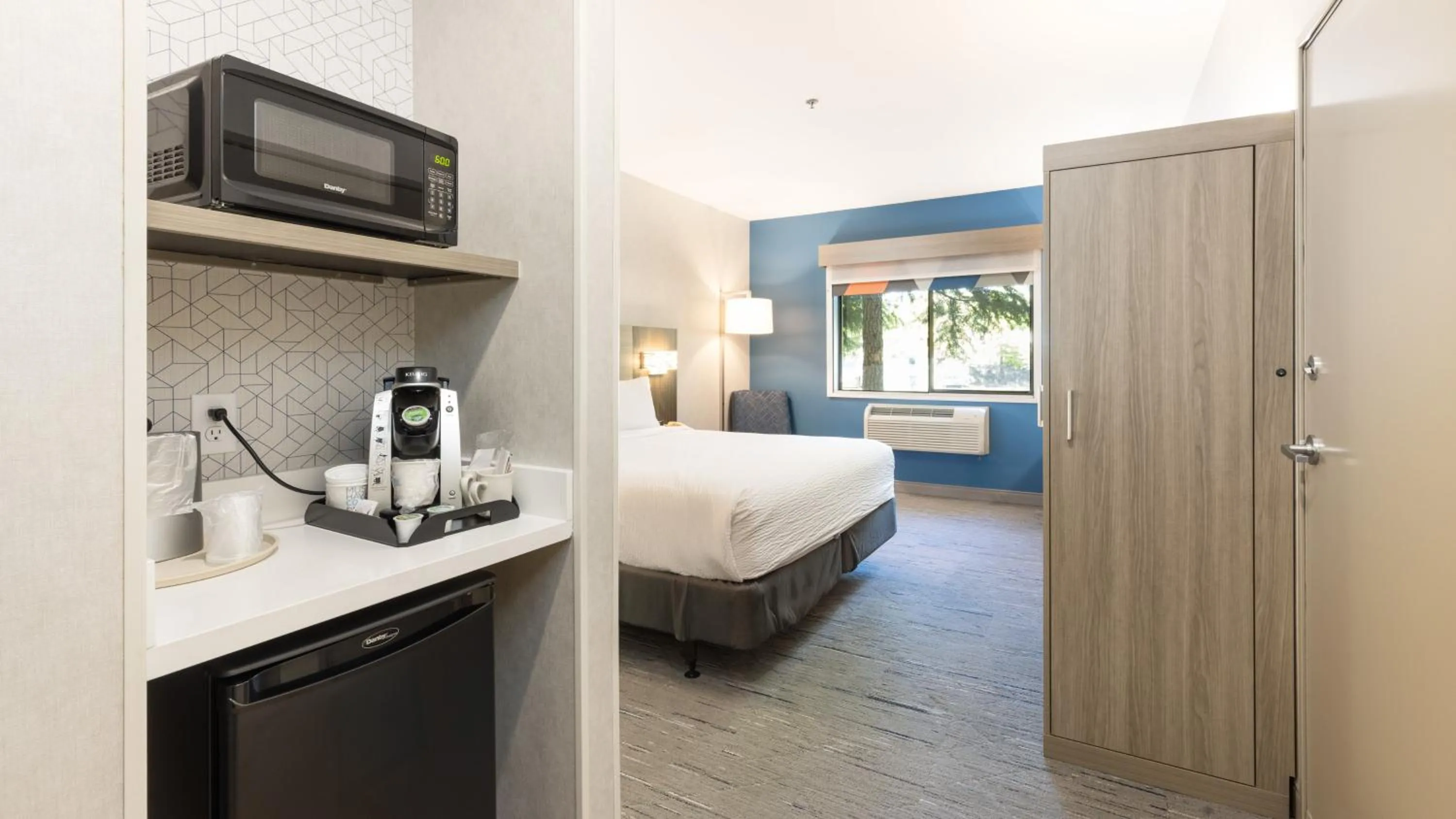 One Queen Bed Room - Disability Access Hearing Accessible in Holiday Inn Express Bellingham by IHG