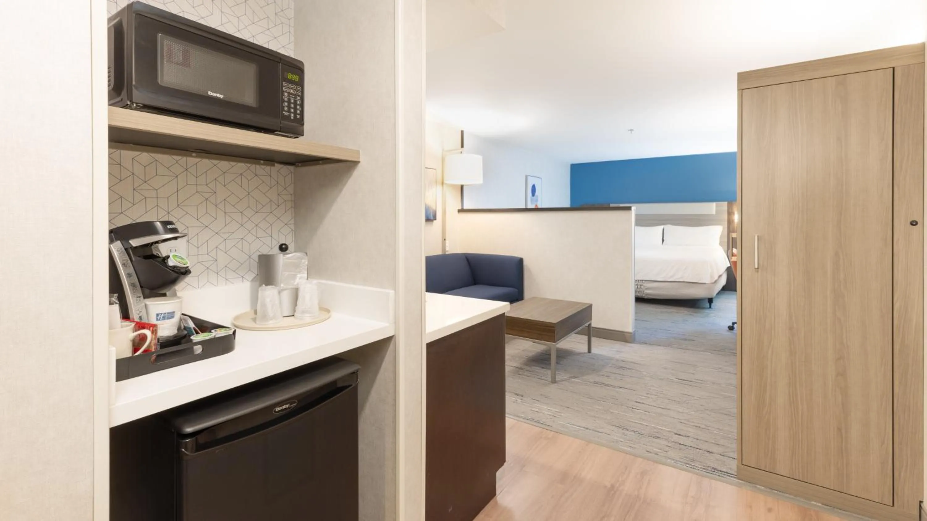 King Suite with Bath Tub - Disability Accessible in Holiday Inn Express Bellingham by IHG