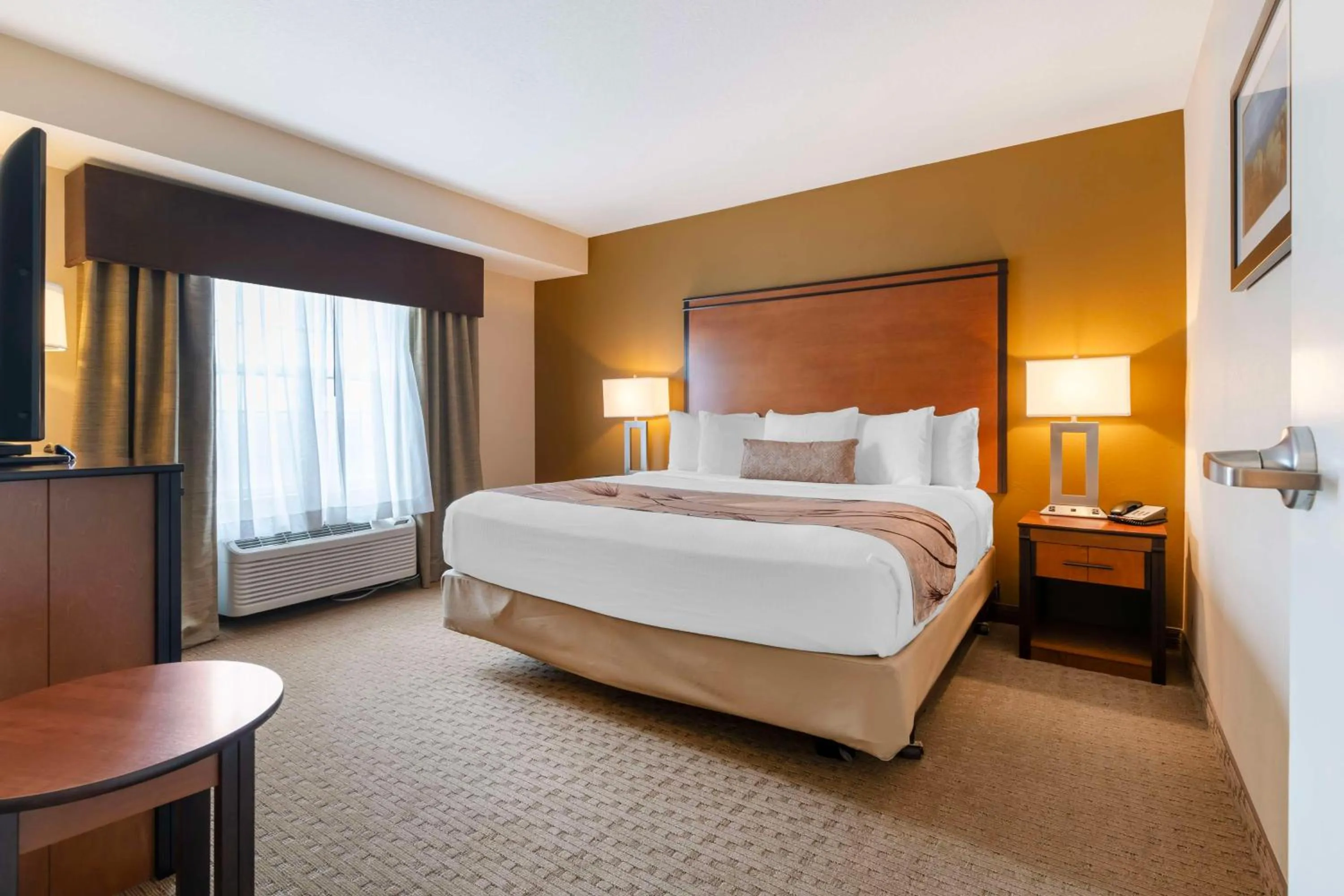 One-Bedroom King Suite in Best Western Bend North
