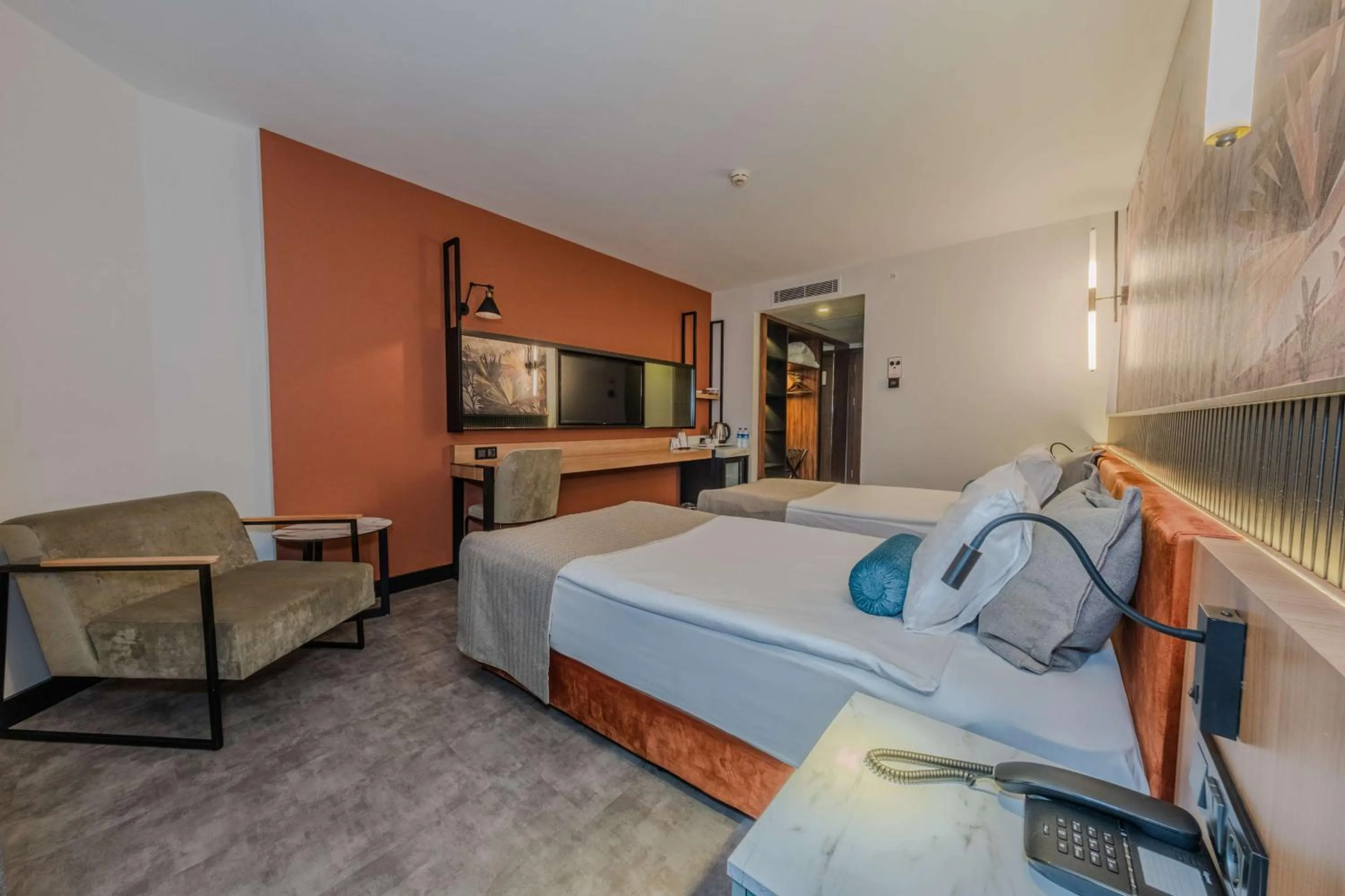 Deluxe King Room with City View - single occupancy - Non-Smoking in Best Western Plus Khan Hotel