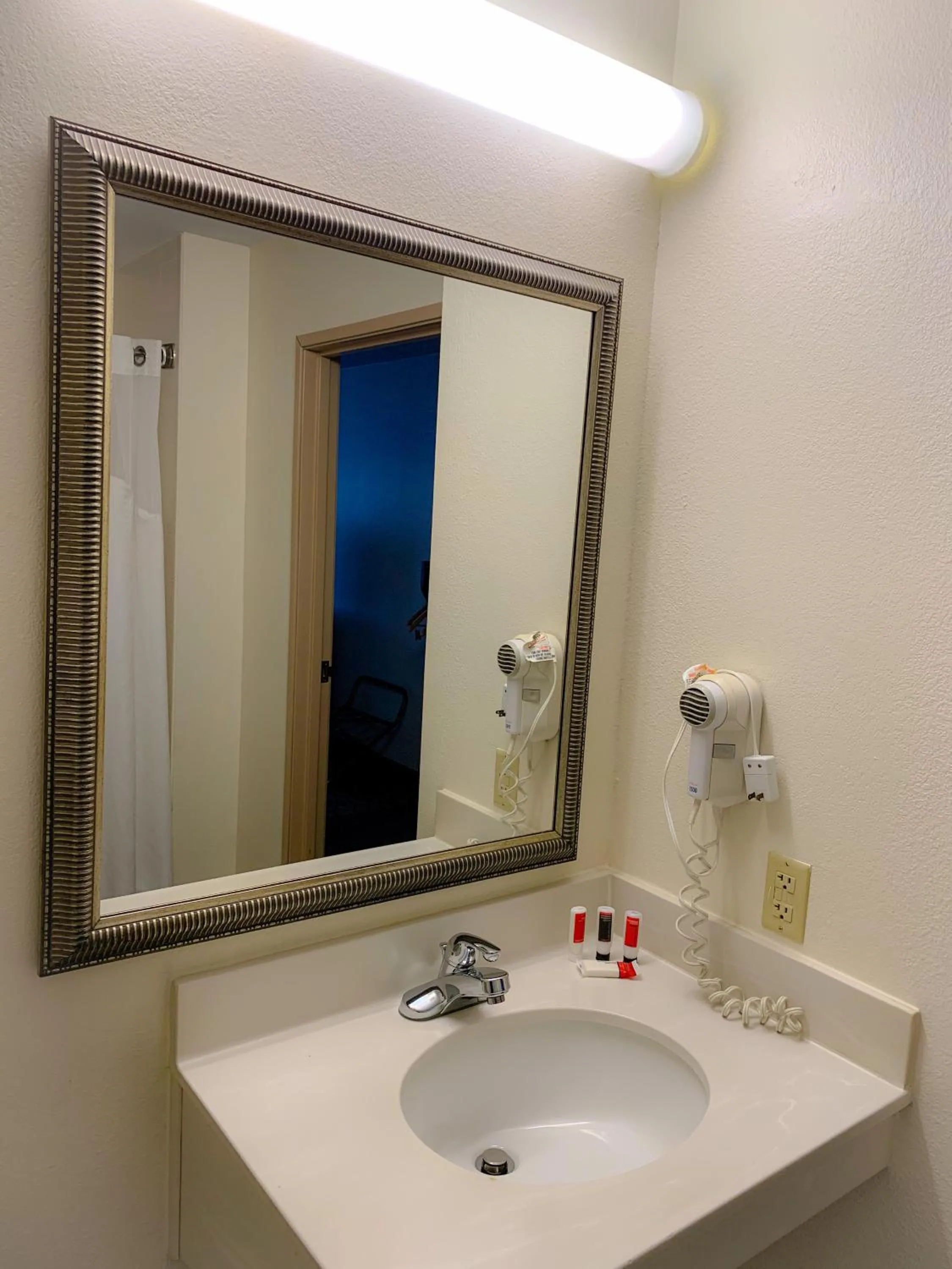 Queen Room with Roll-In Shower - Mobility Accessible/Non-Smoking in Baymont by Wyndham Chelsea